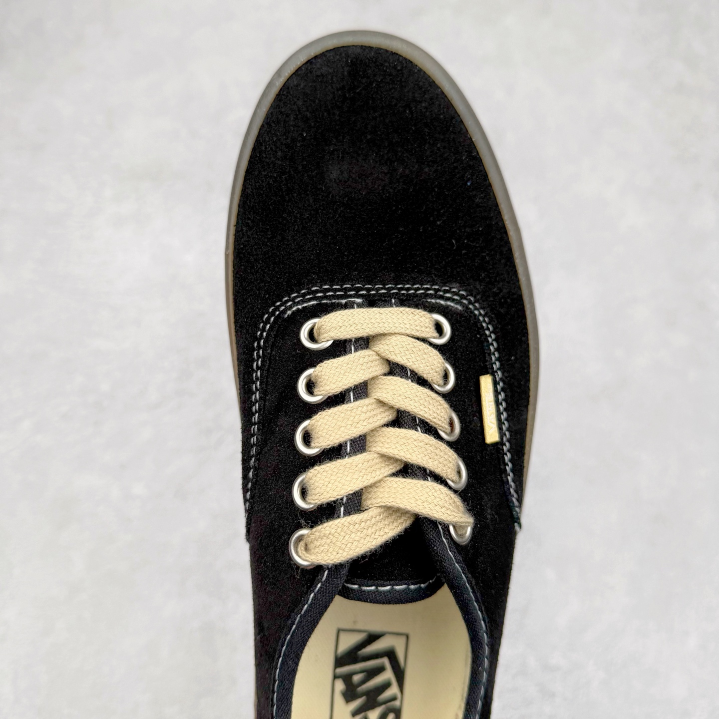 图片[4]-Vans Premium Authentic 翻毛皮 复古半透明生胶底 官方新款 经典Aut鞋型搭配麂皮鞋身 质感拉满 轻盈的透明生胶大底 解放厚重脚感 货号：VN000CRQ6RJ 黑灰 货号：VN000CRQBYS 米灰 尺码：35 36 36.5 37 38 38.5 39 40 40.5 41 42 42.5 43 44 硫化工艺：1：1（真标、原钢印、材质标、鞋型标、合格证）-选品中心
