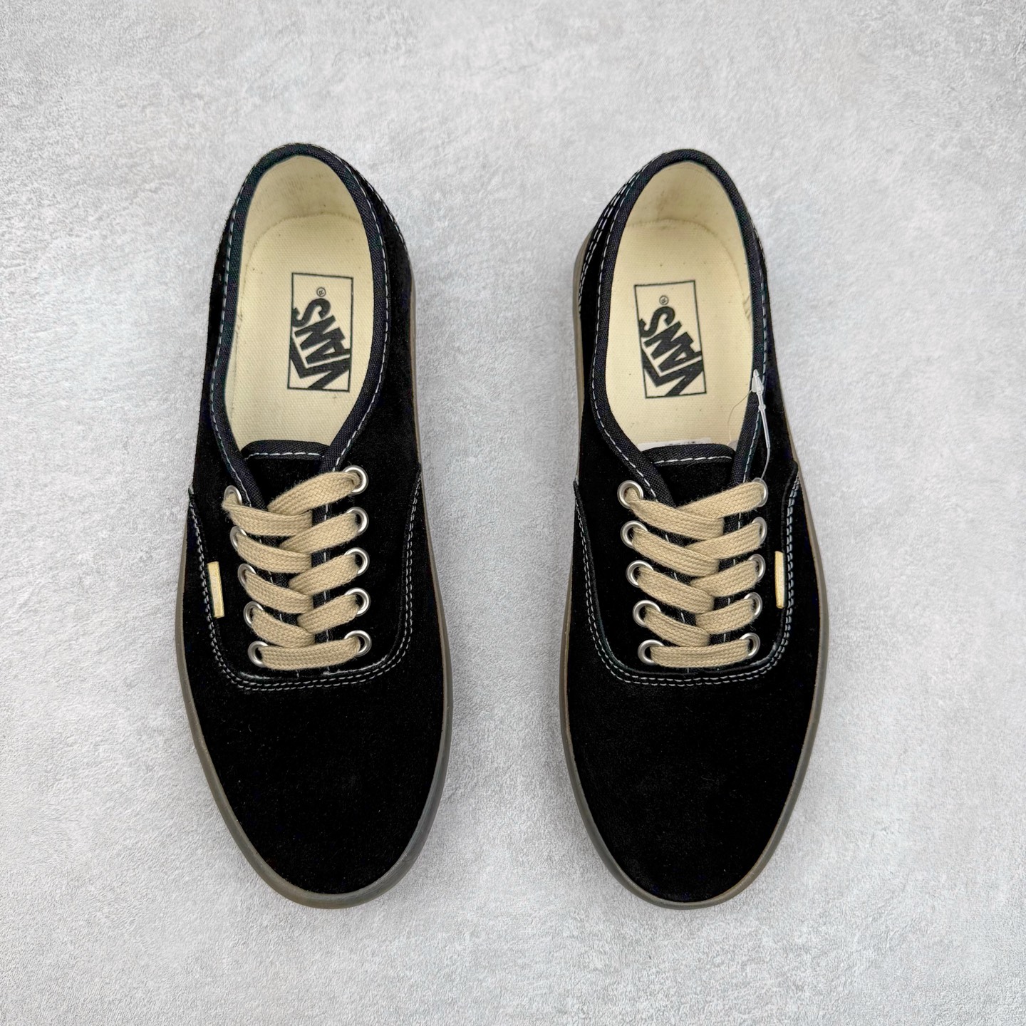 图片[2]-Vans Premium Authentic 翻毛皮 复古半透明生胶底 官方新款 经典Aut鞋型搭配麂皮鞋身 质感拉满 轻盈的透明生胶大底 解放厚重脚感 货号：VN000CRQ6RJ 黑灰 货号：VN000CRQBYS 米灰 尺码：35 36 36.5 37 38 38.5 39 40 40.5 41 42 42.5 43 44 硫化工艺：1：1（真标、原钢印、材质标、鞋型标、合格证）-选品中心
