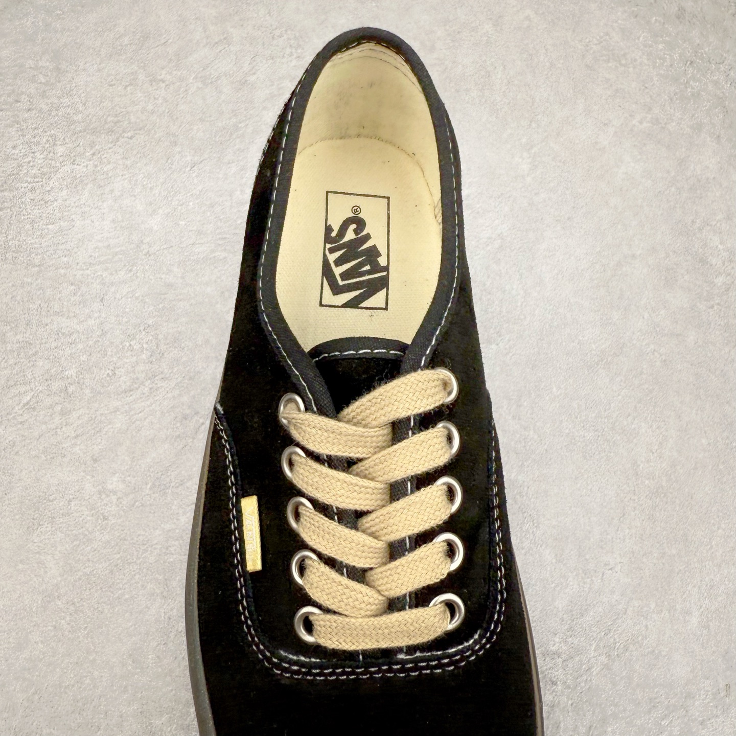 图片[5]-Vans Premium Authentic 翻毛皮 复古半透明生胶底 官方新款 经典Aut鞋型搭配麂皮鞋身 质感拉满 轻盈的透明生胶大底 解放厚重脚感 货号：VN000CRQ6RJ 黑灰 货号：VN000CRQBYS 米灰 尺码：35 36 36.5 37 38 38.5 39 40 40.5 41 42 42.5 43 44 硫化工艺：1：1（真标、原钢印、材质标、鞋型标、合格证）-选品中心