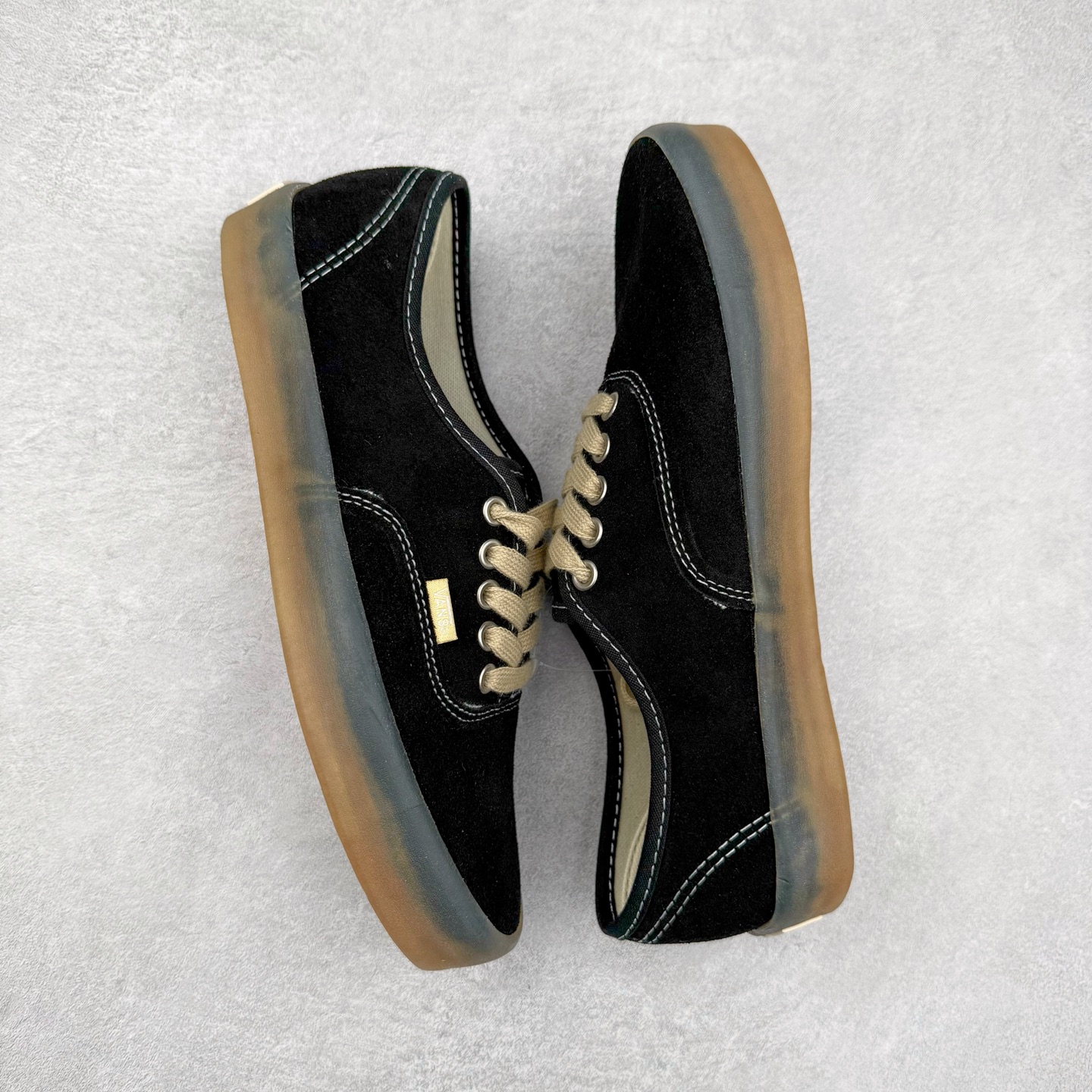 图片[3]-Vans Premium Authentic 翻毛皮 复古半透明生胶底 官方新款 经典Aut鞋型搭配麂皮鞋身 质感拉满 轻盈的透明生胶大底 解放厚重脚感 货号：VN000CRQ6RJ 黑灰 货号：VN000CRQBYS 米灰 尺码：35 36 36.5 37 38 38.5 39 40 40.5 41 42 42.5 43 44 硫化工艺：1：1（真标、原钢印、材质标、鞋型标、合格证）-选品中心