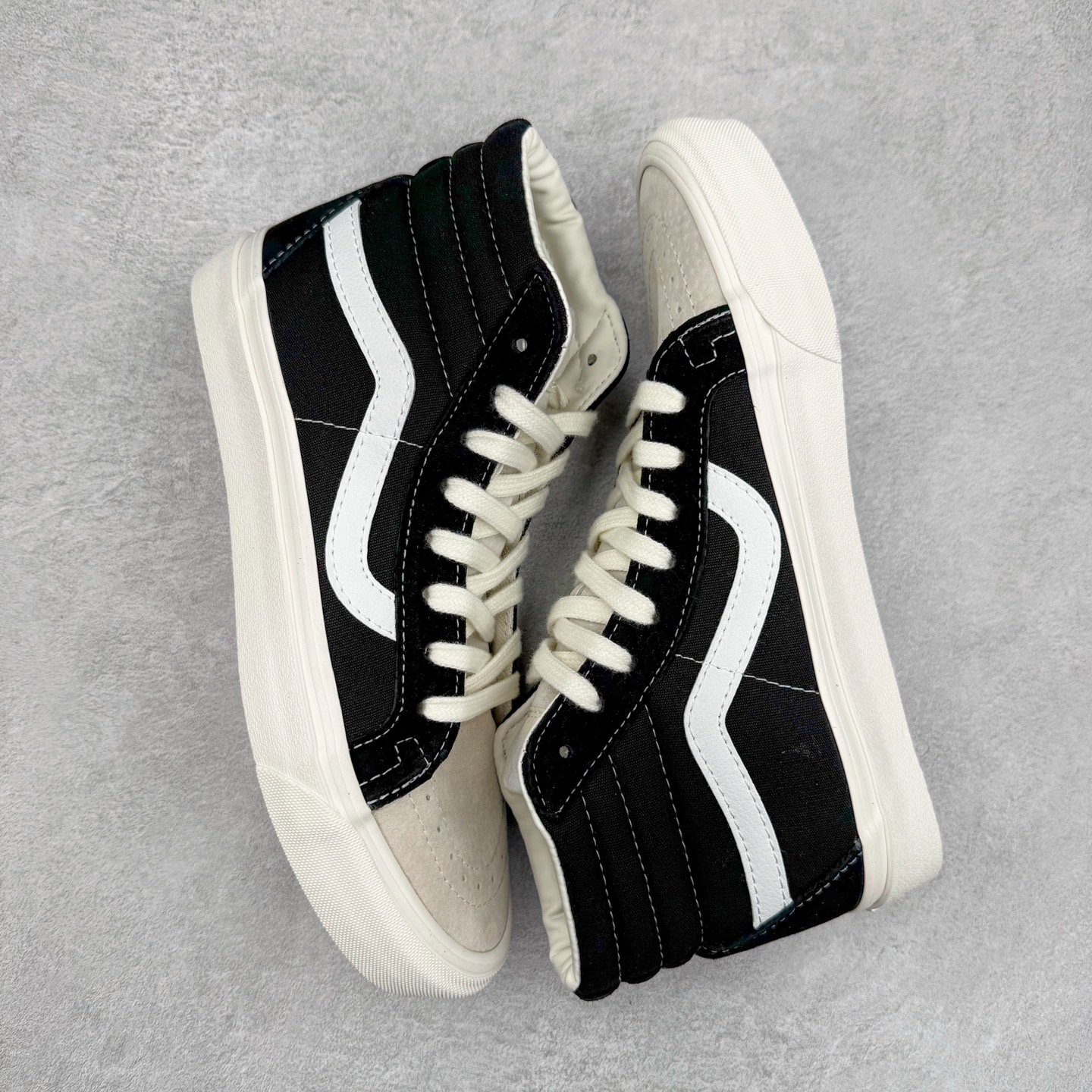 图片[3]-FOG x Vans Sk8-Hi 联名重磅回归‼️ 复古休闲 防滑轻便 高帮休闲硫化板鞋 Fear of God 主理人Jerry Lorenzo与Vans联手重塑经典SK8，极简黑白配色诠释高级街头美学高帮麂皮搭配帆布拼接，后跟压印FOG标识彰显联名血统！防滑硫化底轻便耐磨，OrthoLite鞋垫舒适感拉满，日常出街or滑板都能轻松驾驭！ 货号：VN0A2XS1ML5 尺码：35 36 36.5 37 38 38.5 39 40 40.5 41 42 42.5 43 44-选品中心