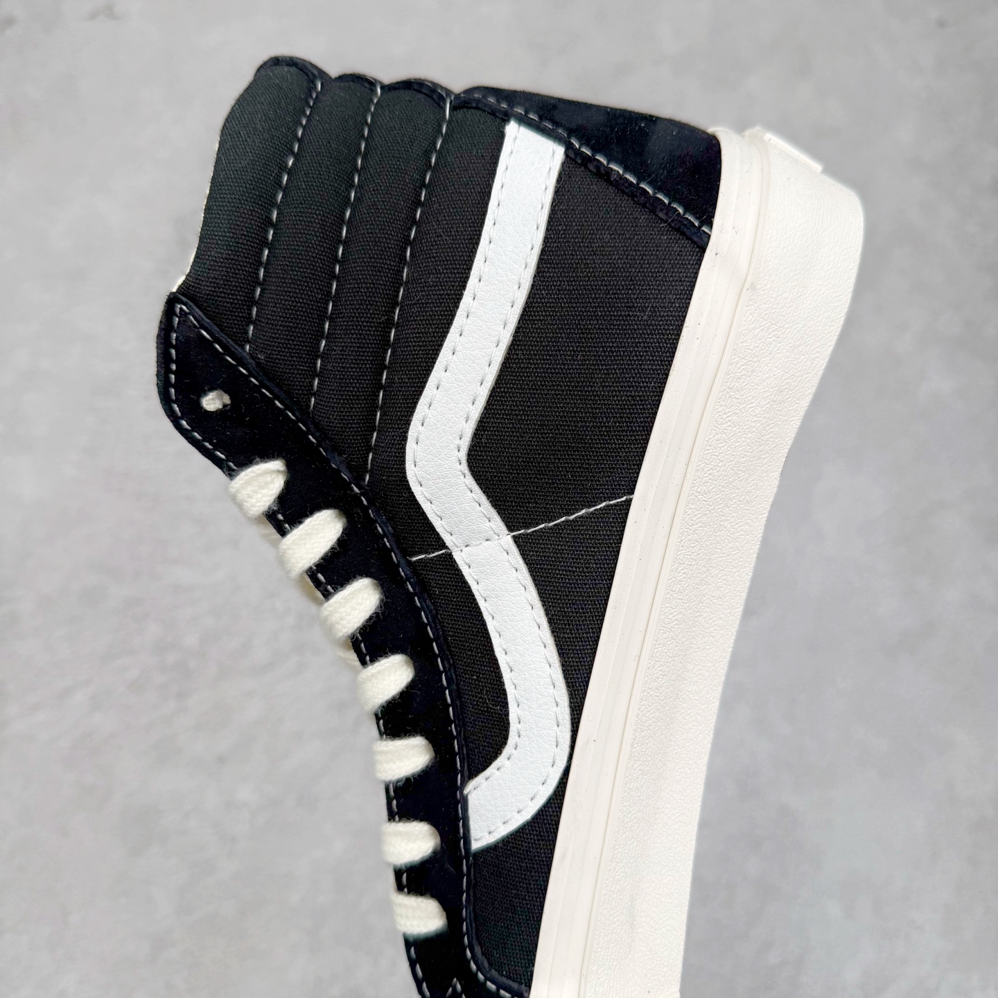 图片[7]-FOG x Vans Sk8-Hi 联名重磅回归‼️ 复古休闲 防滑轻便 高帮休闲硫化板鞋 Fear of God 主理人Jerry Lorenzo与Vans联手重塑经典SK8，极简黑白配色诠释高级街头美学高帮麂皮搭配帆布拼接，后跟压印FOG标识彰显联名血统！防滑硫化底轻便耐磨，OrthoLite鞋垫舒适感拉满，日常出街or滑板都能轻松驾驭！ 货号：VN0A2XS1ML5 尺码：35 36 36.5 37 38 38.5 39 40 40.5 41 42 42.5 43 44-选品中心