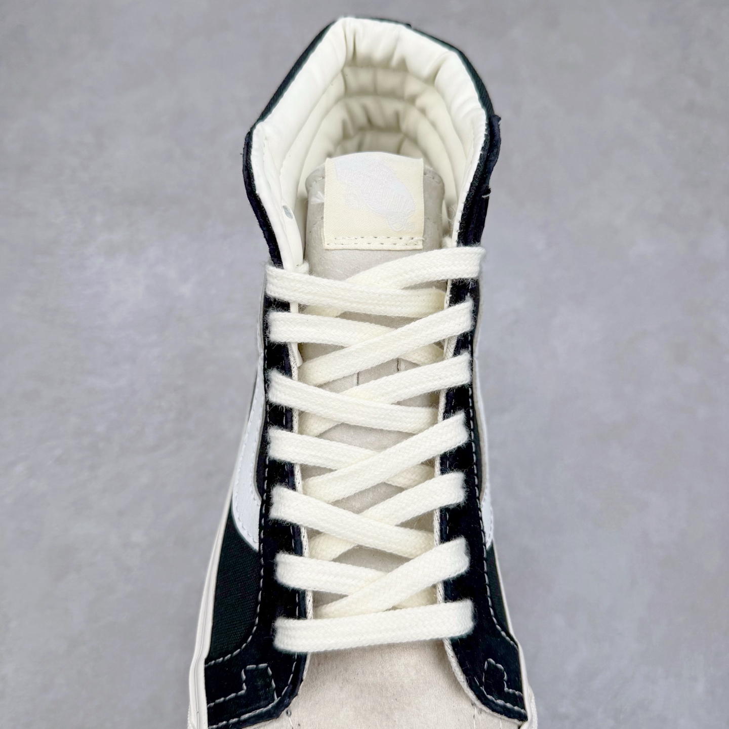 图片[5]-FOG x Vans Sk8-Hi 联名重磅回归‼️ 复古休闲 防滑轻便 高帮休闲硫化板鞋 Fear of God 主理人Jerry Lorenzo与Vans联手重塑经典SK8，极简黑白配色诠释高级街头美学高帮麂皮搭配帆布拼接，后跟压印FOG标识彰显联名血统！防滑硫化底轻便耐磨，OrthoLite鞋垫舒适感拉满，日常出街or滑板都能轻松驾驭！ 货号：VN0A2XS1ML5 尺码：35 36 36.5 37 38 38.5 39 40 40.5 41 42 42.5 43 44-选品中心