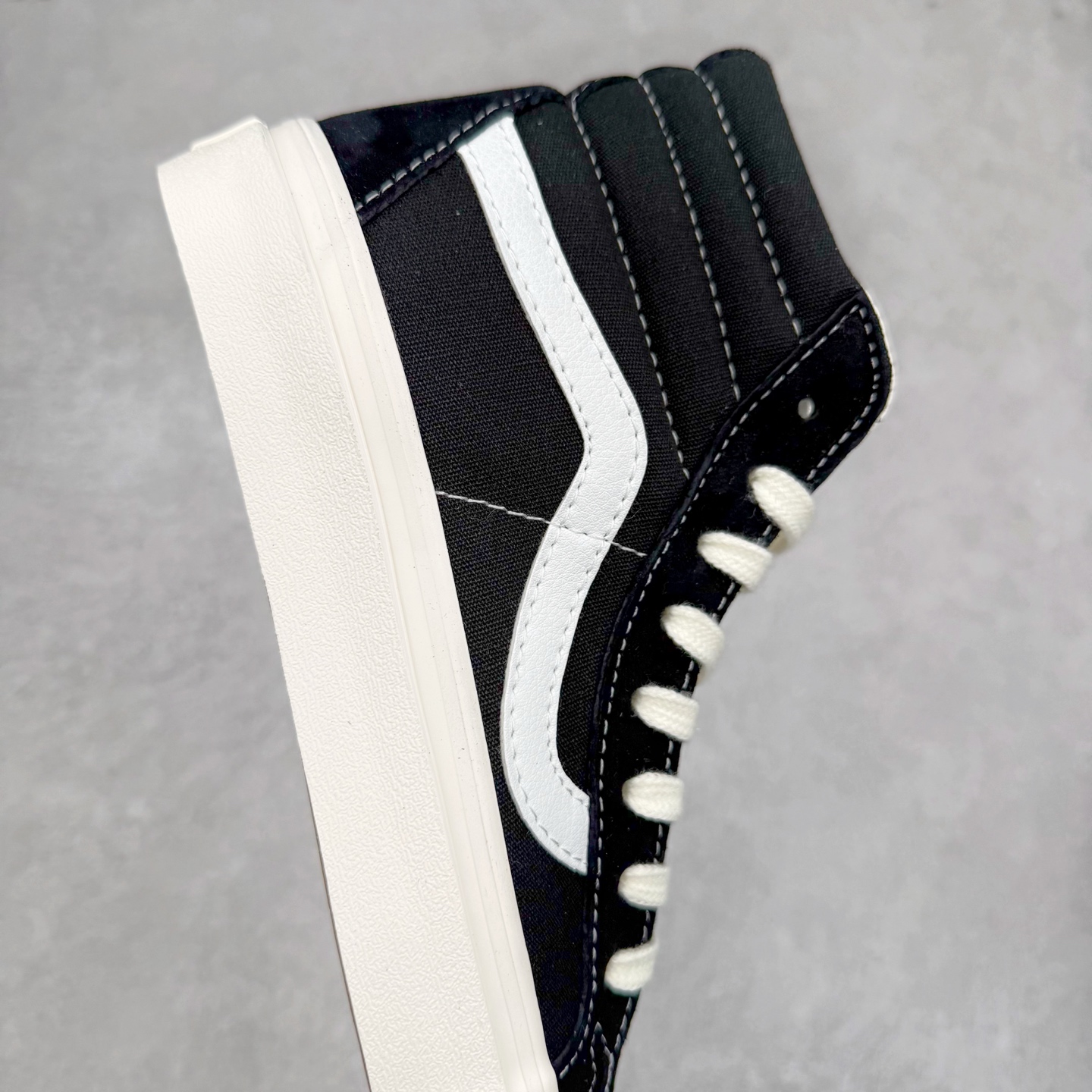 图片[6]-FOG x Vans Sk8-Hi 联名重磅回归‼️ 复古休闲 防滑轻便 高帮休闲硫化板鞋 Fear of God 主理人Jerry Lorenzo与Vans联手重塑经典SK8，极简黑白配色诠释高级街头美学高帮麂皮搭配帆布拼接，后跟压印FOG标识彰显联名血统！防滑硫化底轻便耐磨，OrthoLite鞋垫舒适感拉满，日常出街or滑板都能轻松驾驭！ 货号：VN0A2XS1ML5 尺码：35 36 36.5 37 38 38.5 39 40 40.5 41 42 42.5 43 44-选品中心