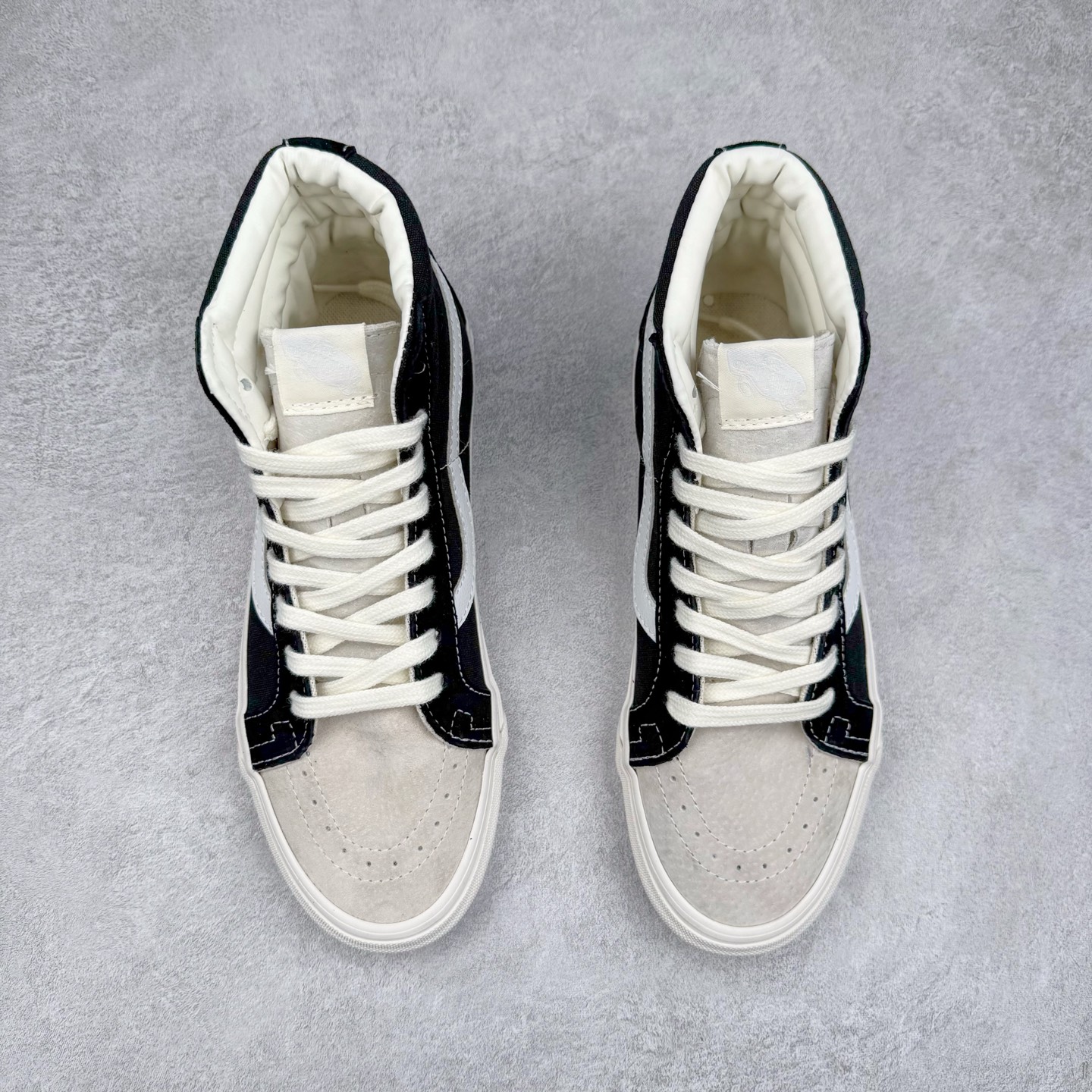 图片[2]-FOG x Vans Sk8-Hi 联名重磅回归‼️ 复古休闲 防滑轻便 高帮休闲硫化板鞋 Fear of God 主理人Jerry Lorenzo与Vans联手重塑经典SK8，极简黑白配色诠释高级街头美学高帮麂皮搭配帆布拼接，后跟压印FOG标识彰显联名血统！防滑硫化底轻便耐磨，OrthoLite鞋垫舒适感拉满，日常出街or滑板都能轻松驾驭！ 货号：VN0A2XS1ML5 尺码：35 36 36.5 37 38 38.5 39 40 40.5 41 42 42.5 43 44-选品中心