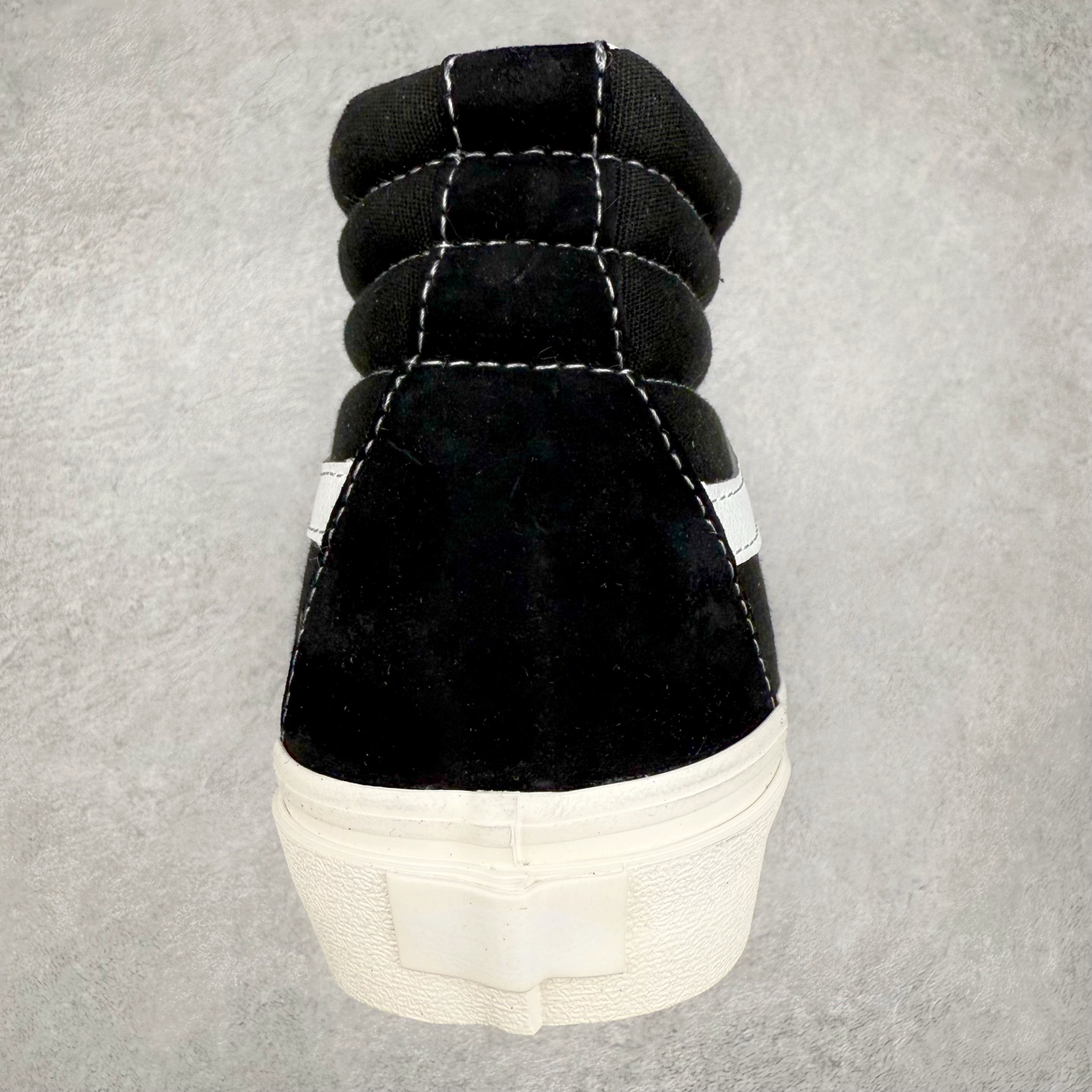 图片[8]-FOG x Vans Sk8-Hi 联名重磅回归‼️ 复古休闲 防滑轻便 高帮休闲硫化板鞋 Fear of God 主理人Jerry Lorenzo与Vans联手重塑经典SK8，极简黑白配色诠释高级街头美学高帮麂皮搭配帆布拼接，后跟压印FOG标识彰显联名血统！防滑硫化底轻便耐磨，OrthoLite鞋垫舒适感拉满，日常出街or滑板都能轻松驾驭！ 货号：VN0A2XS1ML5 尺码：35 36 36.5 37 38 38.5 39 40 40.5 41 42 42.5 43 44-选品中心