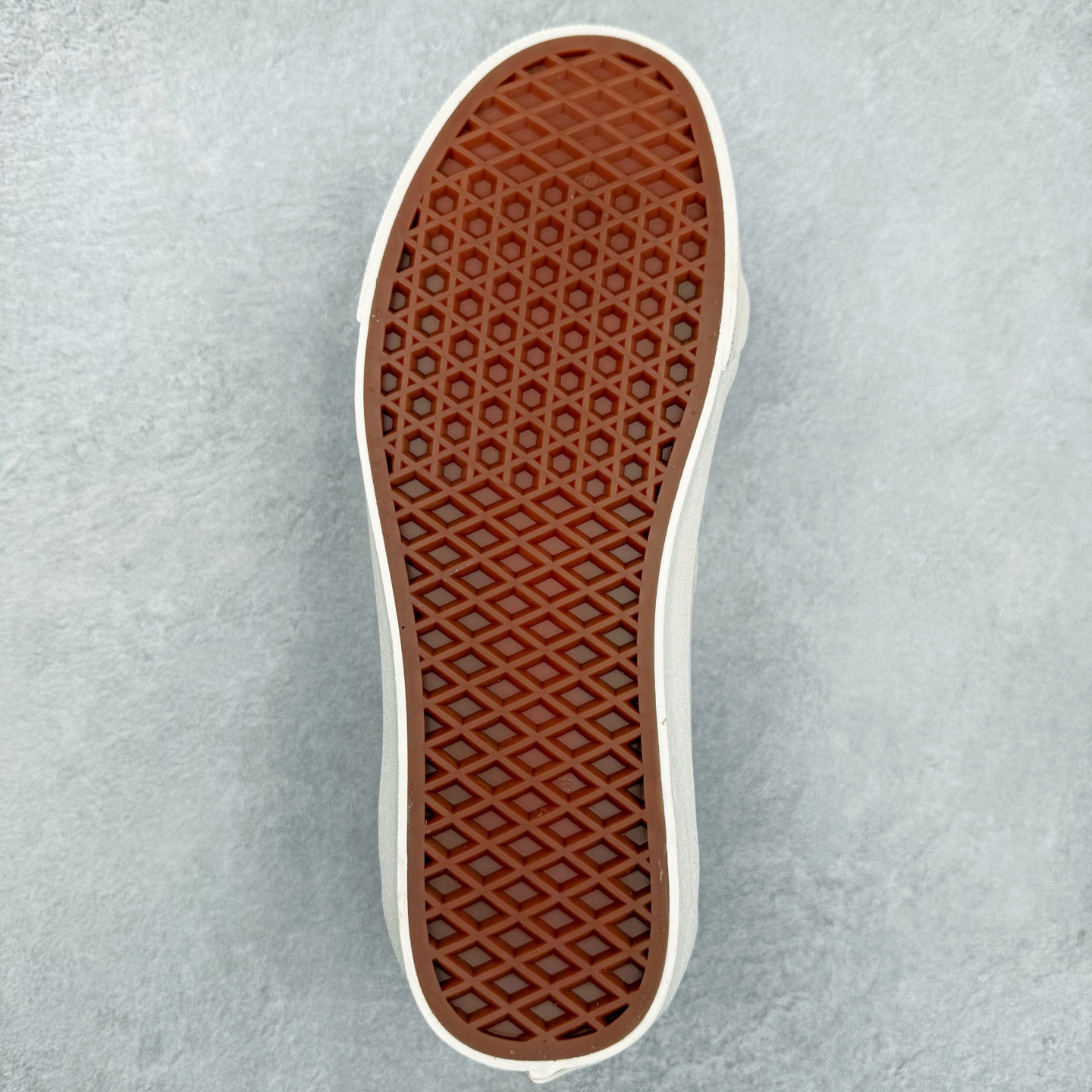 图片[9]-FOG x Vans Sk8-Hi 联名重磅回归‼️ 复古休闲 防滑轻便 高帮休闲硫化板鞋 Fear of God 主理人Jerry Lorenzo与Vans联手重塑经典SK8，极简黑白配色诠释高级街头美学高帮麂皮搭配帆布拼接，后跟压印FOG标识彰显联名血统！防滑硫化底轻便耐磨，OrthoLite鞋垫舒适感拉满，日常出街or滑板都能轻松驾驭！ 货号：VN0A2XS1ML5 尺码：35 36 36.5 37 38 38.5 39 40 40.5 41 42 42.5 43 44-选品中心