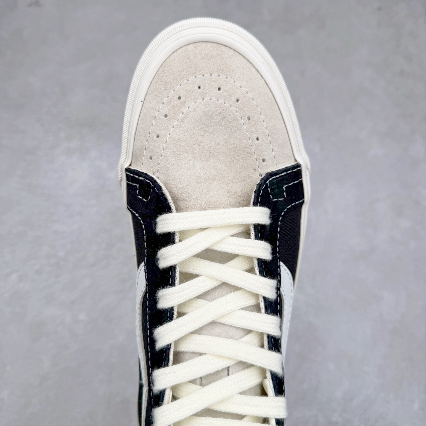 图片[4]-FOG x Vans Sk8-Hi 联名重磅回归‼️ 复古休闲 防滑轻便 高帮休闲硫化板鞋 Fear of God 主理人Jerry Lorenzo与Vans联手重塑经典SK8，极简黑白配色诠释高级街头美学高帮麂皮搭配帆布拼接，后跟压印FOG标识彰显联名血统！防滑硫化底轻便耐磨，OrthoLite鞋垫舒适感拉满，日常出街or滑板都能轻松驾驭！ 货号：VN0A2XS1ML5 尺码：35 36 36.5 37 38 38.5 39 40 40.5 41 42 42.5 43 44-选品中心