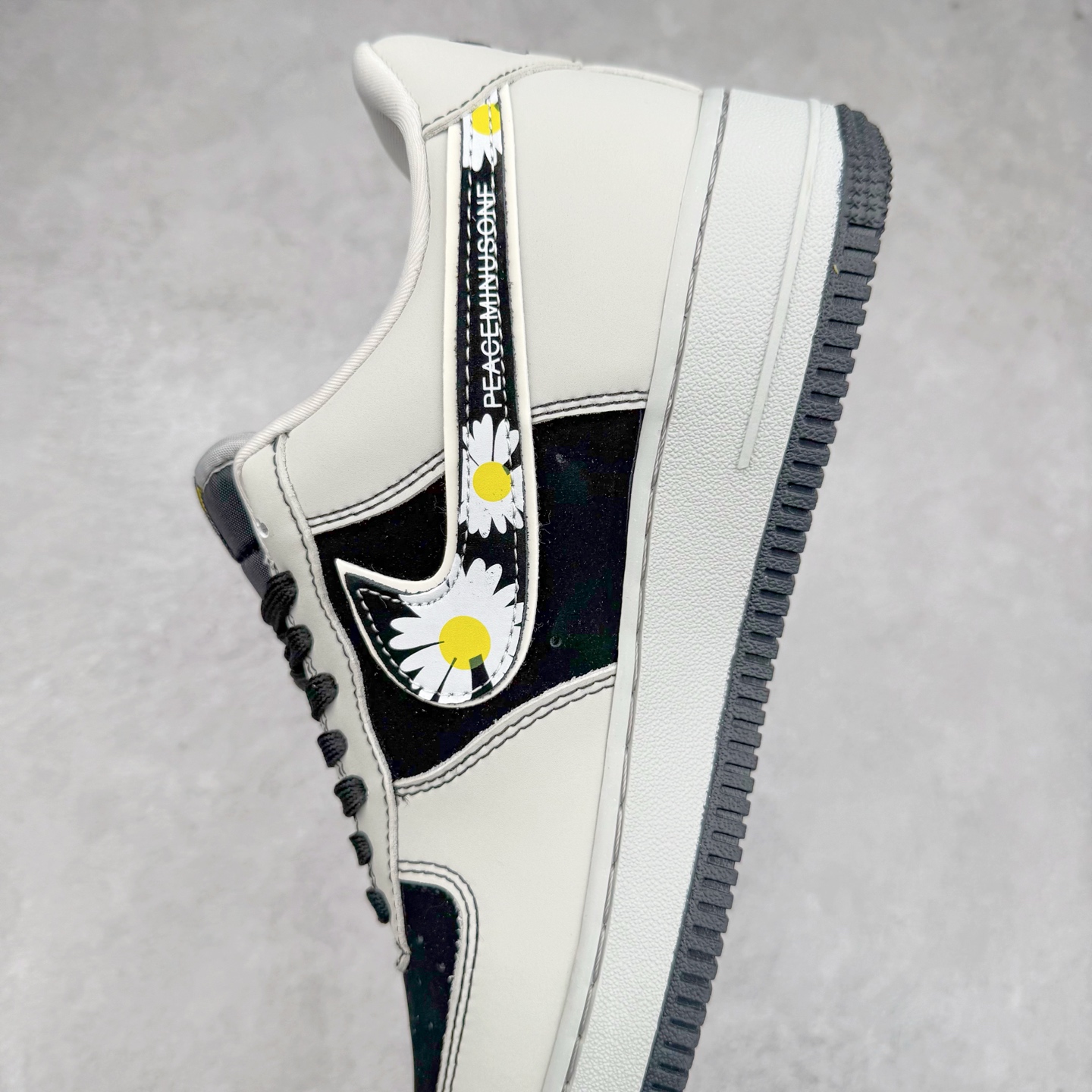 图片[7]-NK Air Force 1´07 Low 空军一号低帮百搭休闲运动板鞋 DF0188-055 柔软、弹性十足的缓震性能和出色的中底设计 横跨复古与现代的外型结合 造就出风靡全球 三十多年的Force 1 直到今天还深受青睐 实拍调校N版已经零色差零失真 百分百还原实物色彩所见即所得 不存在货不对板色差等低级问题 选购参考实物拍摄 不混卖不参货 只用心做好货严格选品 承诺混一赔十 尺码：36 36.5 37.5 38 38.5 39 40 40.5 41 42 42.5 43 44 44.5 45-选品中心