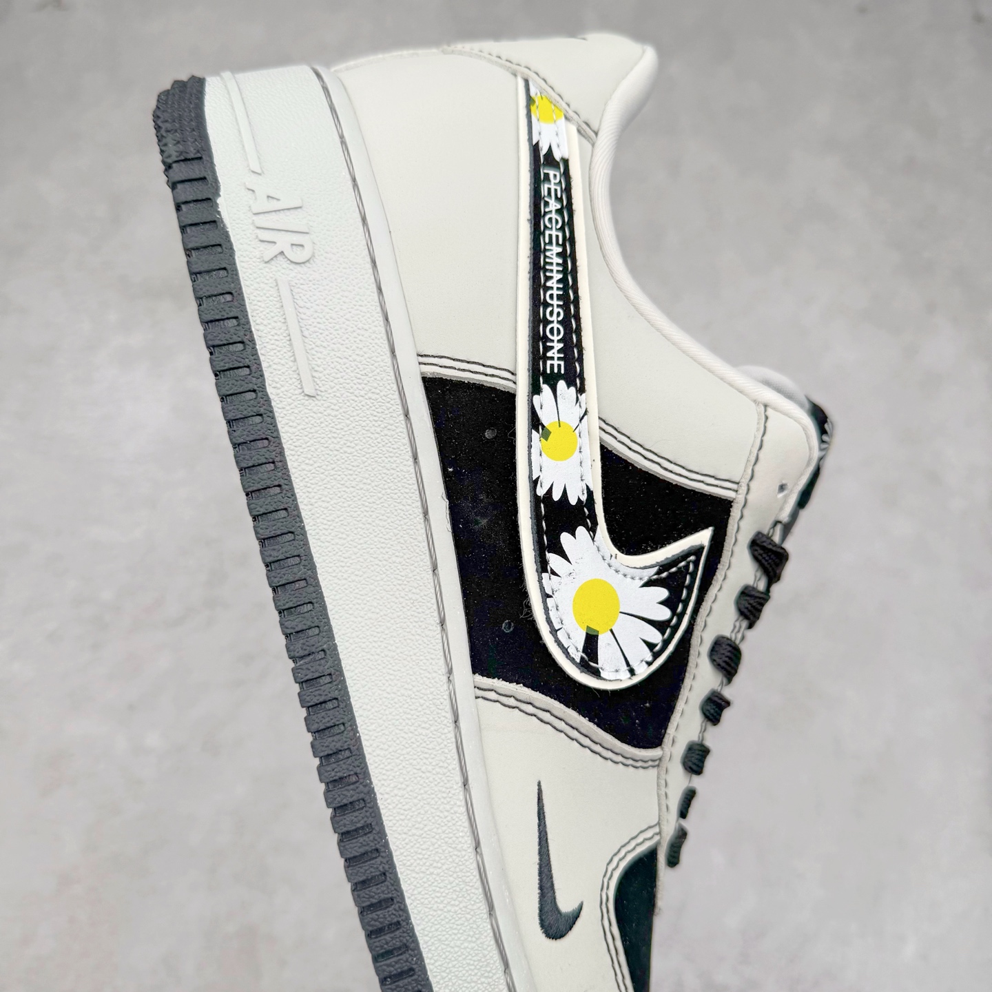 图片[6]-NK Air Force 1´07 Low 空军一号低帮百搭休闲运动板鞋 DF0188-055 柔软、弹性十足的缓震性能和出色的中底设计 横跨复古与现代的外型结合 造就出风靡全球 三十多年的Force 1 直到今天还深受青睐 实拍调校N版已经零色差零失真 百分百还原实物色彩所见即所得 不存在货不对板色差等低级问题 选购参考实物拍摄 不混卖不参货 只用心做好货严格选品 承诺混一赔十 尺码：36 36.5 37.5 38 38.5 39 40 40.5 41 42 42.5 43 44 44.5 45-选品中心