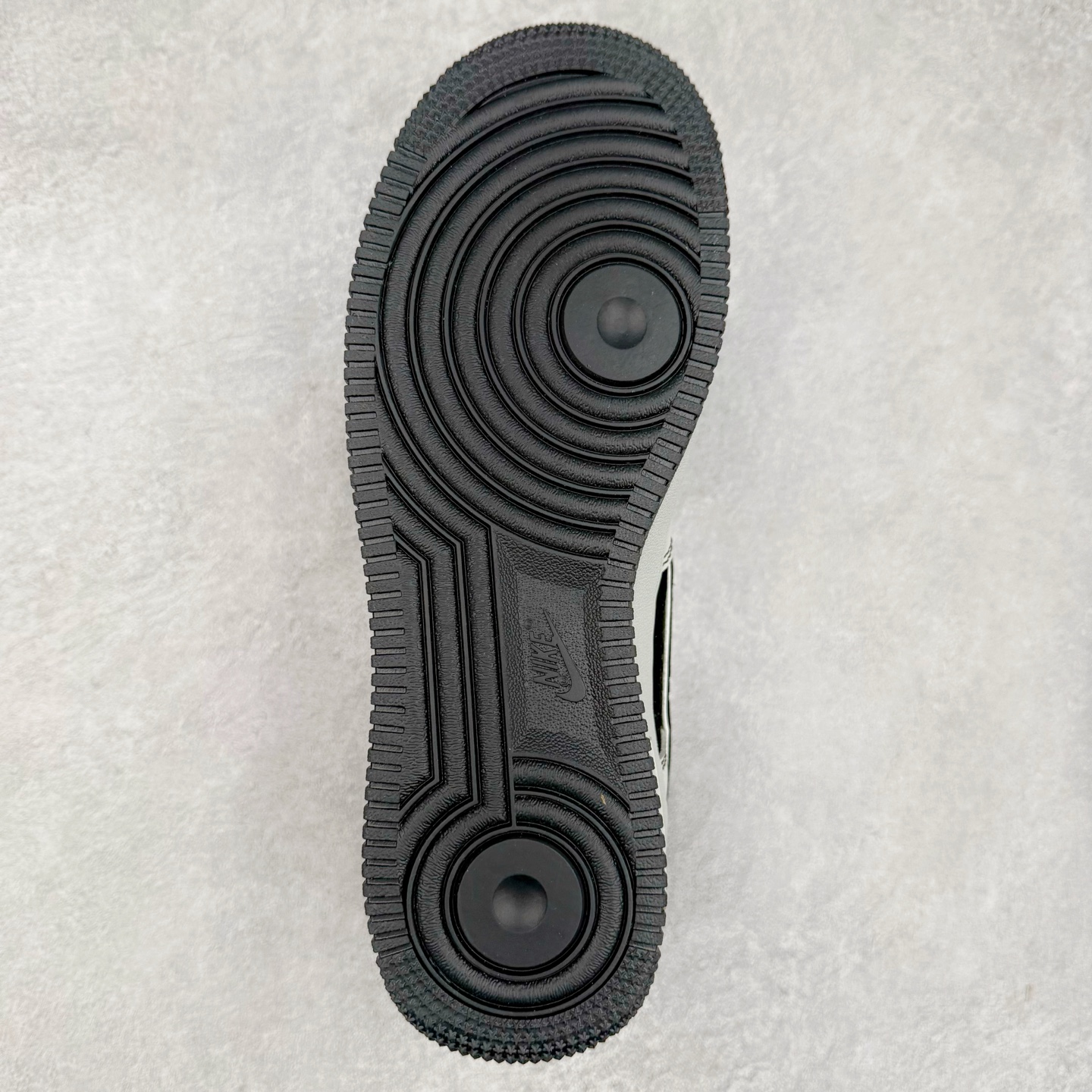 图片[9]-NK Air Force 1´07 Low 空军一号低帮百搭休闲运动板鞋 DF0188-055 柔软、弹性十足的缓震性能和出色的中底设计 横跨复古与现代的外型结合 造就出风靡全球 三十多年的Force 1 直到今天还深受青睐 实拍调校N版已经零色差零失真 百分百还原实物色彩所见即所得 不存在货不对板色差等低级问题 选购参考实物拍摄 不混卖不参货 只用心做好货严格选品 承诺混一赔十 尺码：36 36.5 37.5 38 38.5 39 40 40.5 41 42 42.5 43 44 44.5 45-选品中心