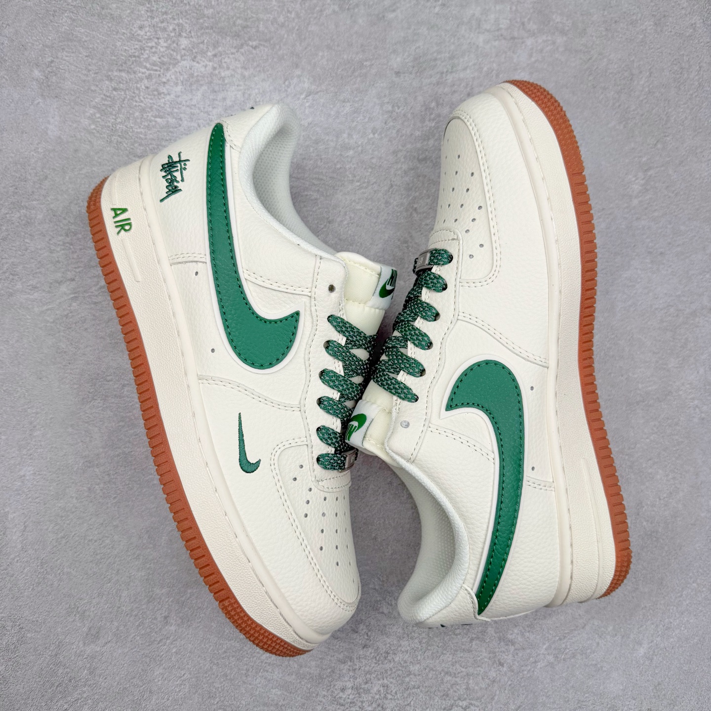 图片[3]-NK Air Force 1´07 Low 空军一号低帮百搭休闲运动板鞋 XX3168-138 柔软、弹性十足的缓震性能和出色的中底设计 横跨复古与现代的外型结合 造就出风靡全球 三十多年的Force 1 直到今天还深受青睐 实拍调校N版已经零色差零失真 百分百还原实物色彩所见即所得 不存在货不对板色差等低级问题 选购参考实物拍摄 不混卖不参货 只用心做好货严格选品 承诺混一赔十 尺码：36 36.5 37.5 38 38.5 39 40 40.5 41 42 42.5 43 44 44.5 45-选品中心