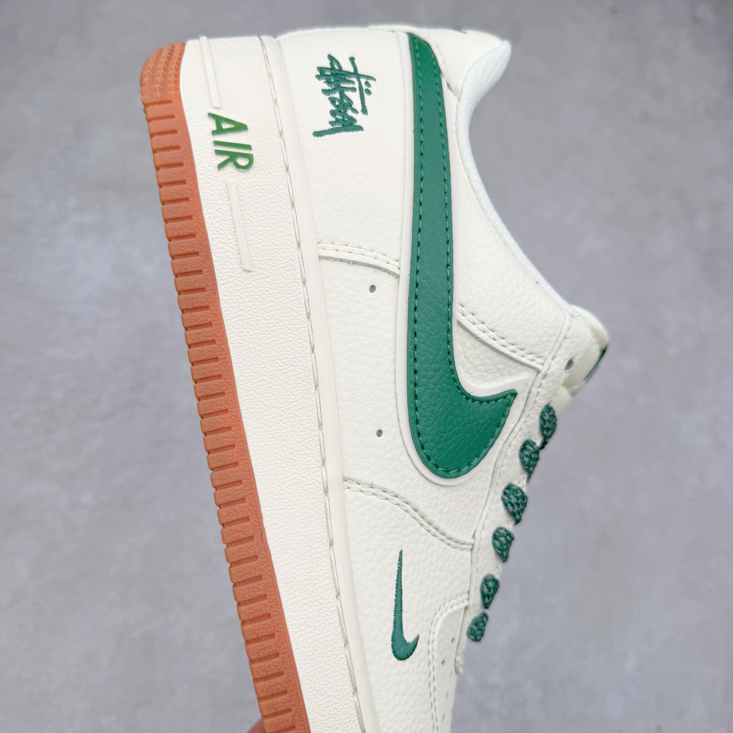 图片[6]-NK Air Force 1´07 Low 空军一号低帮百搭休闲运动板鞋 XX3168-138 柔软、弹性十足的缓震性能和出色的中底设计 横跨复古与现代的外型结合 造就出风靡全球 三十多年的Force 1 直到今天还深受青睐 实拍调校N版已经零色差零失真 百分百还原实物色彩所见即所得 不存在货不对板色差等低级问题 选购参考实物拍摄 不混卖不参货 只用心做好货严格选品 承诺混一赔十 尺码：36 36.5 37.5 38 38.5 39 40 40.5 41 42 42.5 43 44 44.5 45-选品中心