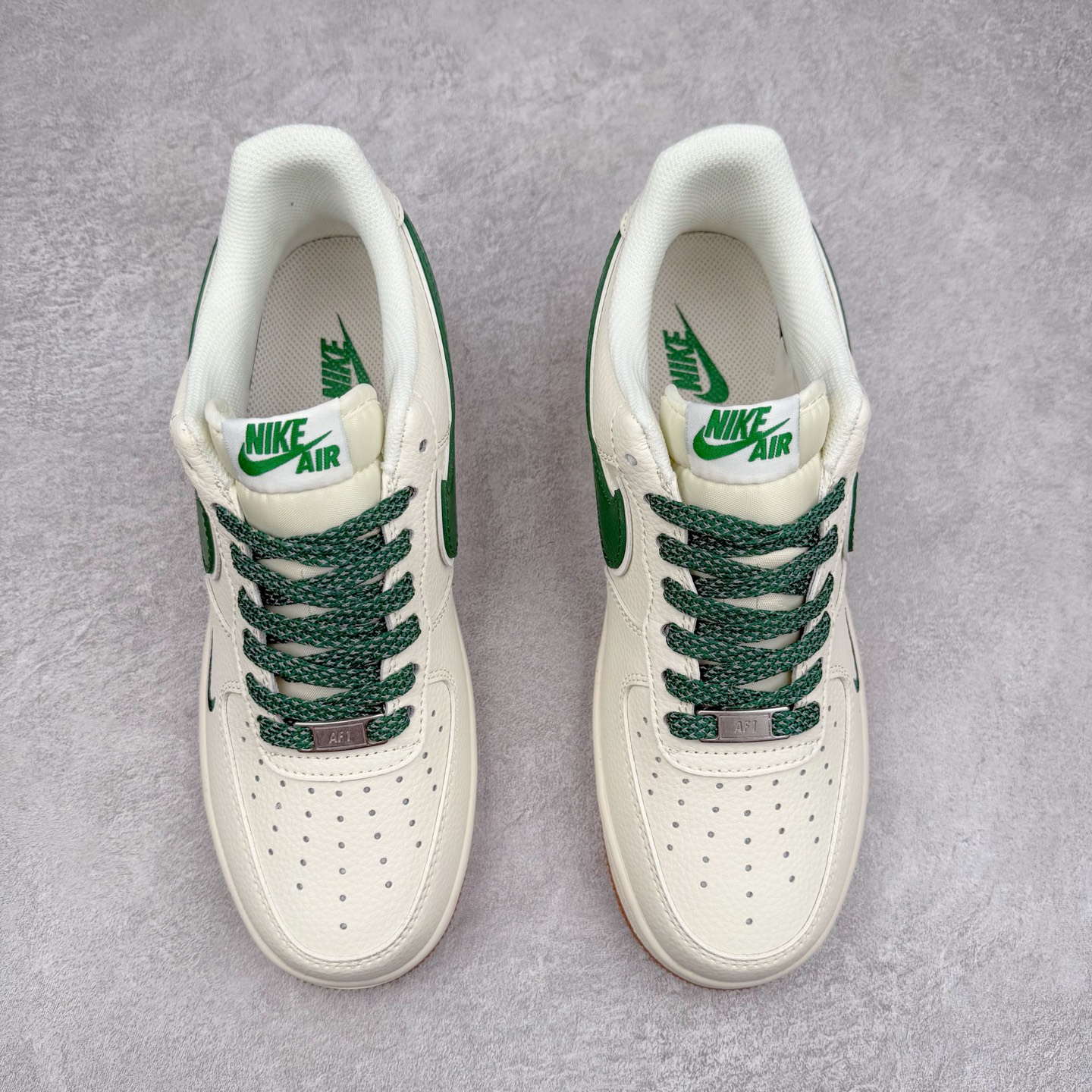 图片[2]-NK Air Force 1´07 Low 空军一号低帮百搭休闲运动板鞋 XX3168-138 柔软、弹性十足的缓震性能和出色的中底设计 横跨复古与现代的外型结合 造就出风靡全球 三十多年的Force 1 直到今天还深受青睐 实拍调校N版已经零色差零失真 百分百还原实物色彩所见即所得 不存在货不对板色差等低级问题 选购参考实物拍摄 不混卖不参货 只用心做好货严格选品 承诺混一赔十 尺码：36 36.5 37.5 38 38.5 39 40 40.5 41 42 42.5 43 44 44.5 45-选品中心