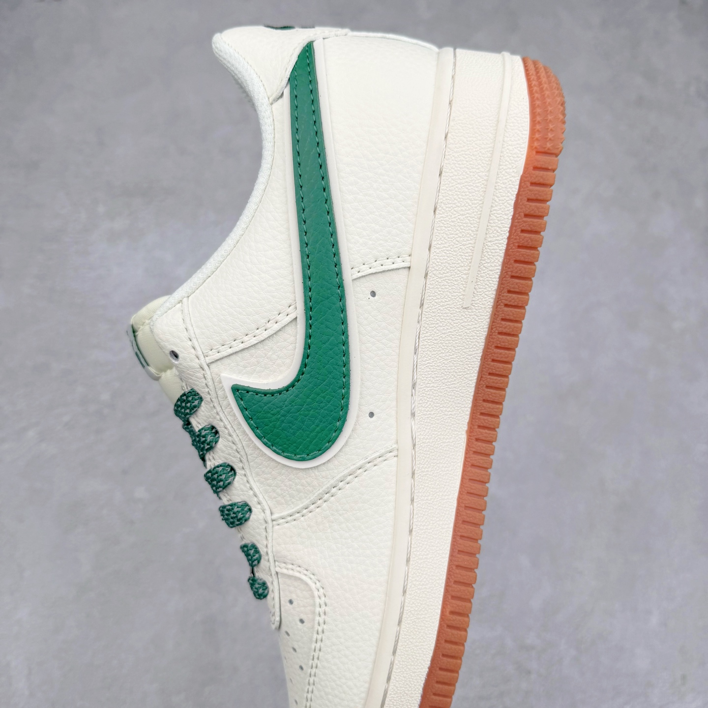 图片[7]-NK Air Force 1´07 Low 空军一号低帮百搭休闲运动板鞋 XX3168-138 柔软、弹性十足的缓震性能和出色的中底设计 横跨复古与现代的外型结合 造就出风靡全球 三十多年的Force 1 直到今天还深受青睐 实拍调校N版已经零色差零失真 百分百还原实物色彩所见即所得 不存在货不对板色差等低级问题 选购参考实物拍摄 不混卖不参货 只用心做好货严格选品 承诺混一赔十 尺码：36 36.5 37.5 38 38.5 39 40 40.5 41 42 42.5 43 44 44.5 45-选品中心