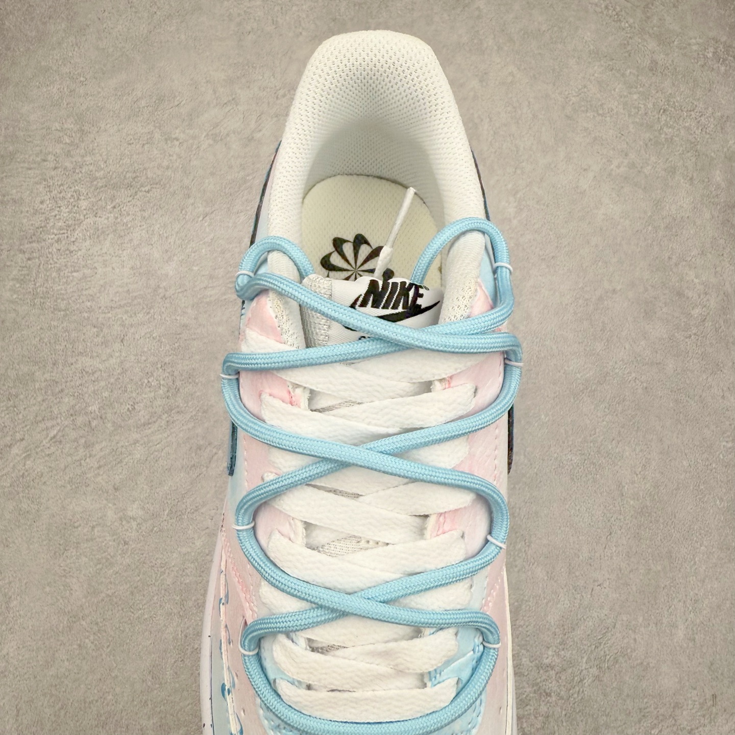 图片[5]-NK Court Vision 1 Low“半夏晚晚” 手绘涂鸦定制板鞋 夜幕降临，月光如水，洒在寂静的庭院。院中的荷花开得正好，在月色下更添几分清幽。偶尔有几声蛙鸣传来，打破夜的宁静，却又让这份静谧更具韵味。半夏晚晚，藏着生活的细微美好，也藏着人们对宁静岁月的眷恋 货号：DH2987-215 尺码：36 36.5 37.5 38 38.5 39 40 40.5 41 42 42.5 43 44 44.5 45-选品中心