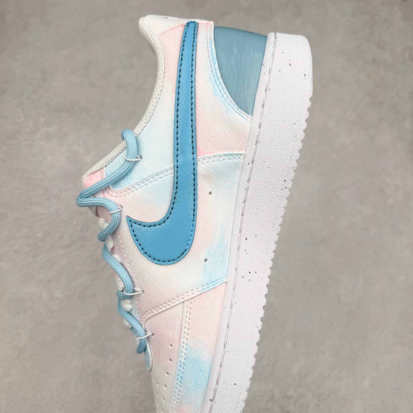 图片[7]-NK Court Vision 1 Low“半夏晚晚” 手绘涂鸦定制板鞋 夜幕降临，月光如水，洒在寂静的庭院。院中的荷花开得正好，在月色下更添几分清幽。偶尔有几声蛙鸣传来，打破夜的宁静，却又让这份静谧更具韵味。半夏晚晚，藏着生活的细微美好，也藏着人们对宁静岁月的眷恋 货号：DH2987-215 尺码：36 36.5 37.5 38 38.5 39 40 40.5 41 42 42.5 43 44 44.5 45-选品中心