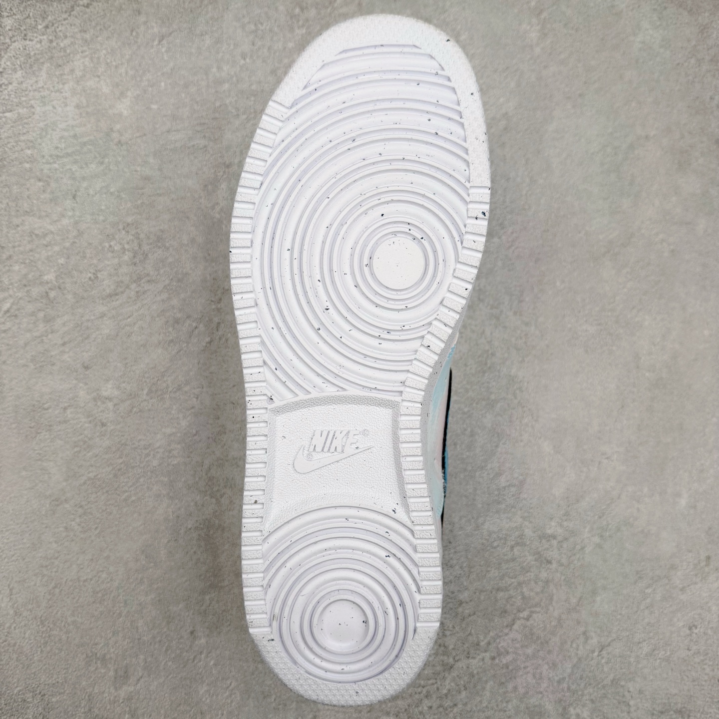 图片[9]-NK Court Vision 1 Low“半夏晚晚” 手绘涂鸦定制板鞋 夜幕降临，月光如水，洒在寂静的庭院。院中的荷花开得正好，在月色下更添几分清幽。偶尔有几声蛙鸣传来，打破夜的宁静，却又让这份静谧更具韵味。半夏晚晚，藏着生活的细微美好，也藏着人们对宁静岁月的眷恋 货号：DH2987-215 尺码：36 36.5 37.5 38 38.5 39 40 40.5 41 42 42.5 43 44 44.5 45-选品中心