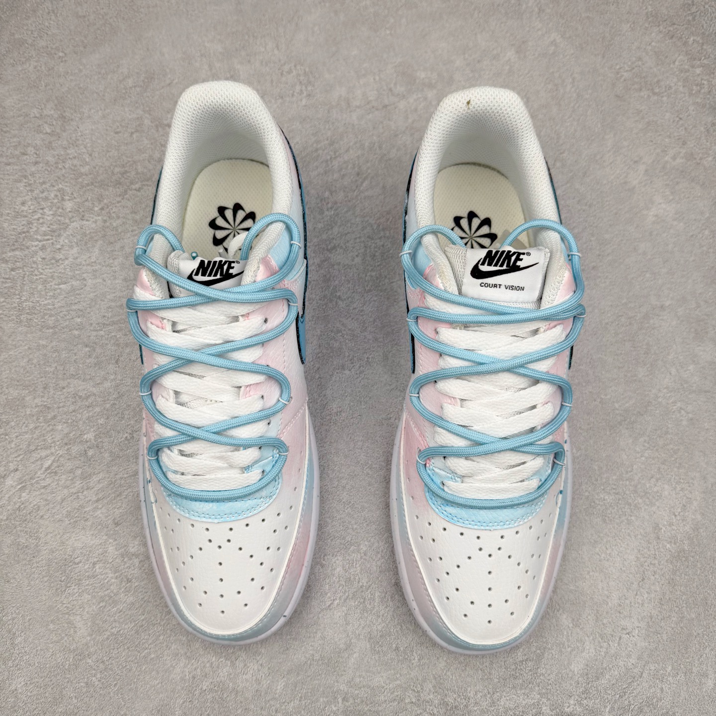 图片[2]-NK Court Vision 1 Low“半夏晚晚” 手绘涂鸦定制板鞋 夜幕降临，月光如水，洒在寂静的庭院。院中的荷花开得正好，在月色下更添几分清幽。偶尔有几声蛙鸣传来，打破夜的宁静，却又让这份静谧更具韵味。半夏晚晚，藏着生活的细微美好，也藏着人们对宁静岁月的眷恋 货号：DH2987-215 尺码：36 36.5 37.5 38 38.5 39 40 40.5 41 42 42.5 43 44 44.5 45-选品中心