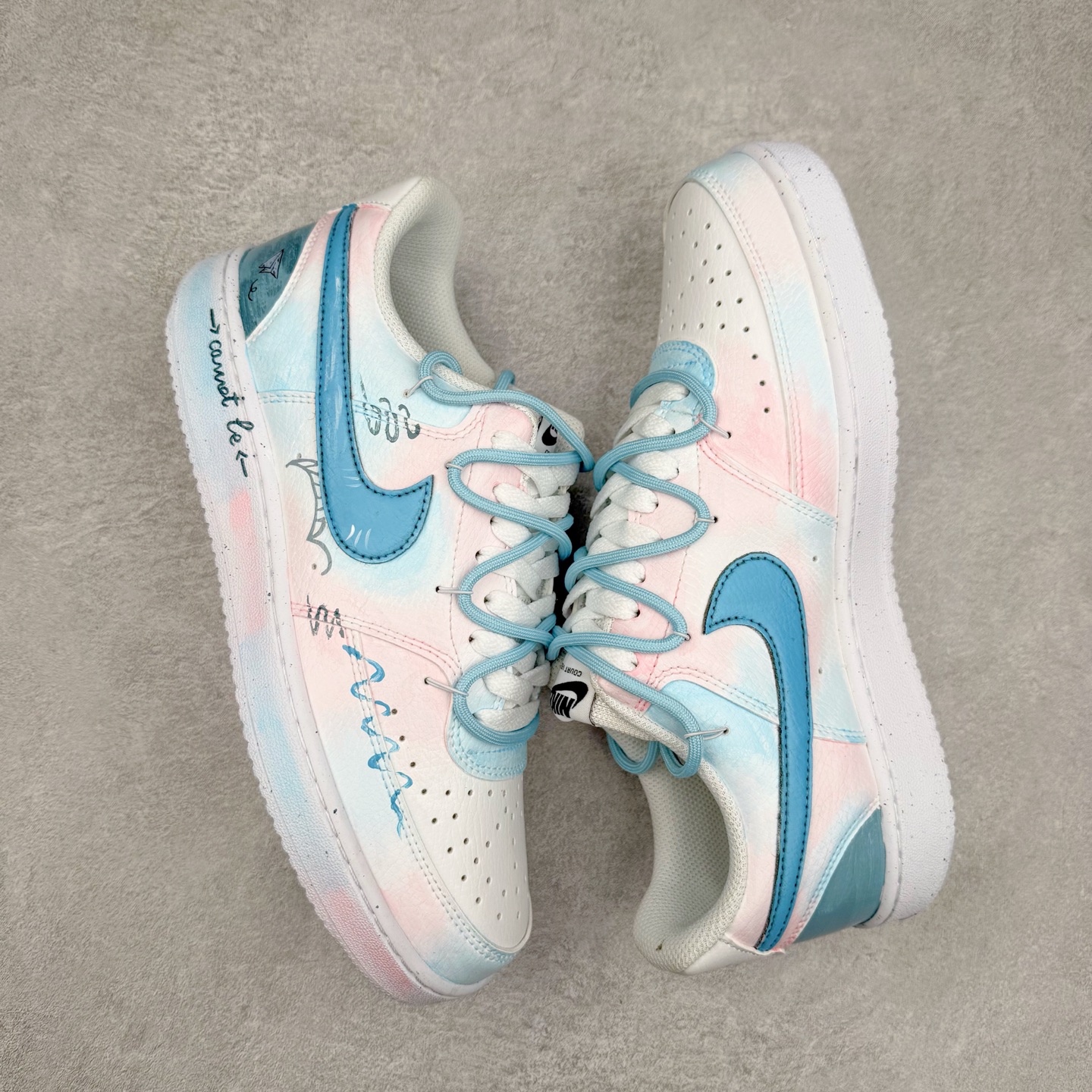 图片[3]-NK Court Vision 1 Low“半夏晚晚” 手绘涂鸦定制板鞋 夜幕降临，月光如水，洒在寂静的庭院。院中的荷花开得正好，在月色下更添几分清幽。偶尔有几声蛙鸣传来，打破夜的宁静，却又让这份静谧更具韵味。半夏晚晚，藏着生活的细微美好，也藏着人们对宁静岁月的眷恋 货号：DH2987-215 尺码：36 36.5 37.5 38 38.5 39 40 40.5 41 42 42.5 43 44 44.5 45-选品中心