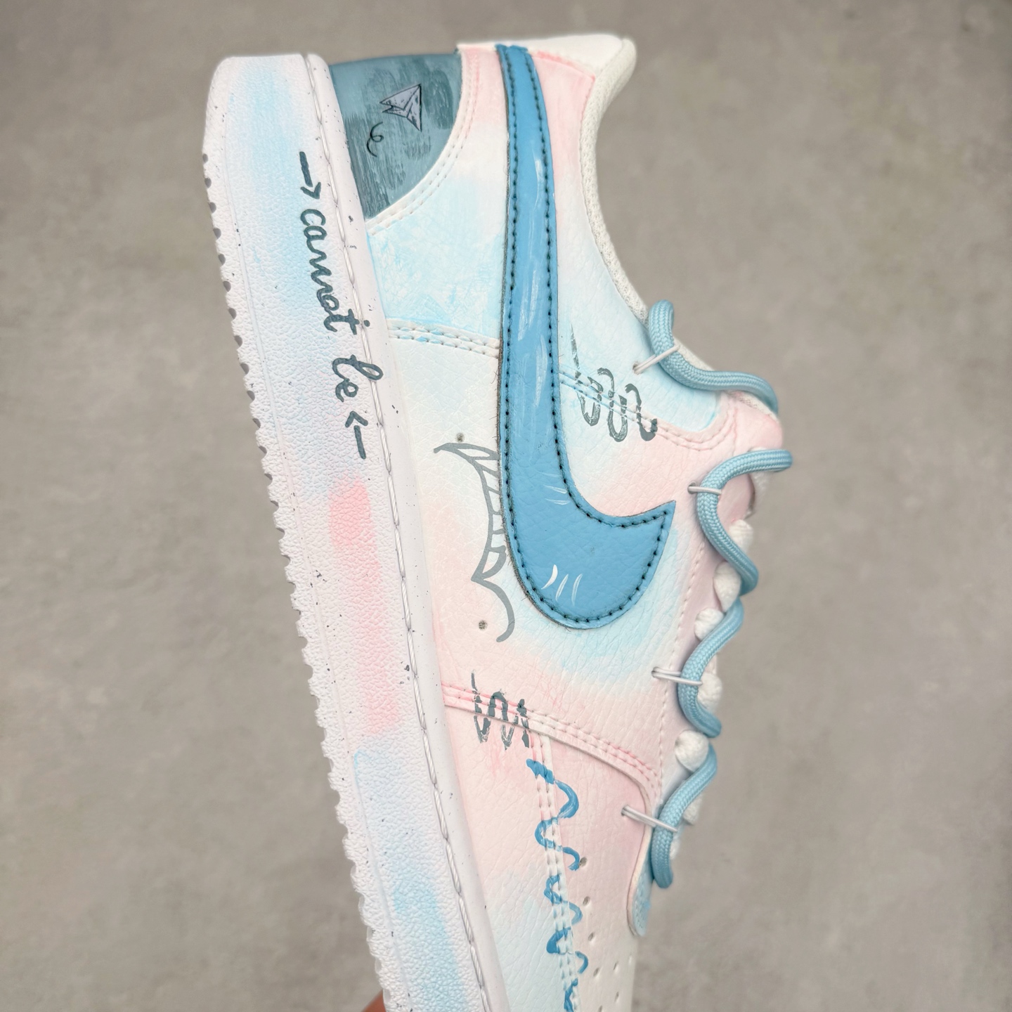 图片[6]-NK Court Vision 1 Low“半夏晚晚” 手绘涂鸦定制板鞋 夜幕降临，月光如水，洒在寂静的庭院。院中的荷花开得正好，在月色下更添几分清幽。偶尔有几声蛙鸣传来，打破夜的宁静，却又让这份静谧更具韵味。半夏晚晚，藏着生活的细微美好，也藏着人们对宁静岁月的眷恋 货号：DH2987-215 尺码：36 36.5 37.5 38 38.5 39 40 40.5 41 42 42.5 43 44 44.5 45-选品中心