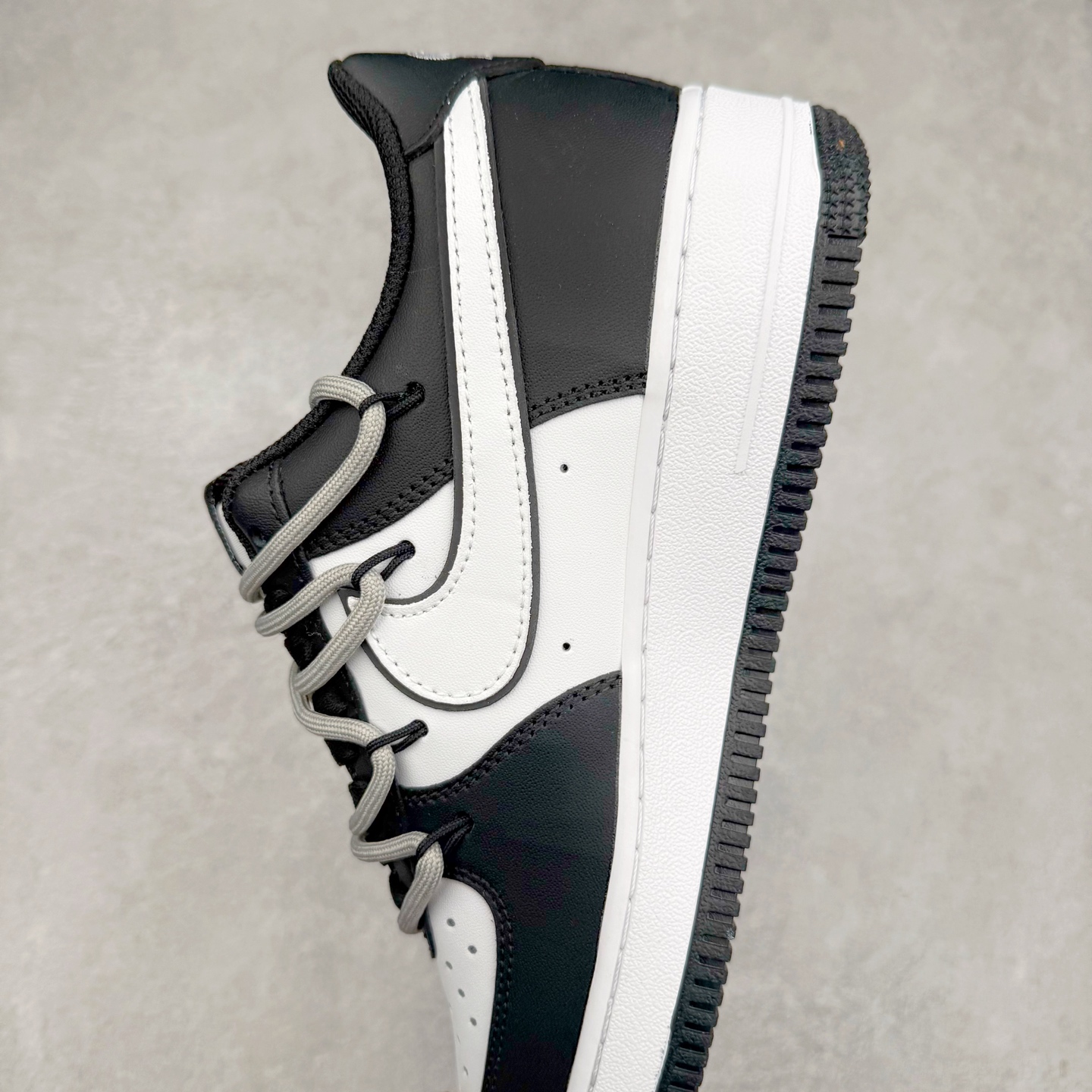 图片[7]-NK Air Force 1´07 Low 空军一号低帮百搭休闲运动板鞋 ZH0316-071 柔软、弹性十足的缓震性能和出色的中底设计 横跨复古与现代的外型结合 造就出风靡全球 三十多年的Force 1 直到今天还深受青睐 实拍调校N版已经零色差零失真 百分百还原实物色彩所见即所得 不存在货不对板色差等低级问题 选购参考实物拍摄 不混卖不参货 只用心做好货严格选品 承诺混一赔十 尺码：36 36.5 37.5 38 38.5 39 40 40.5 41 42 42.5 43 44 44.5 45-选品中心