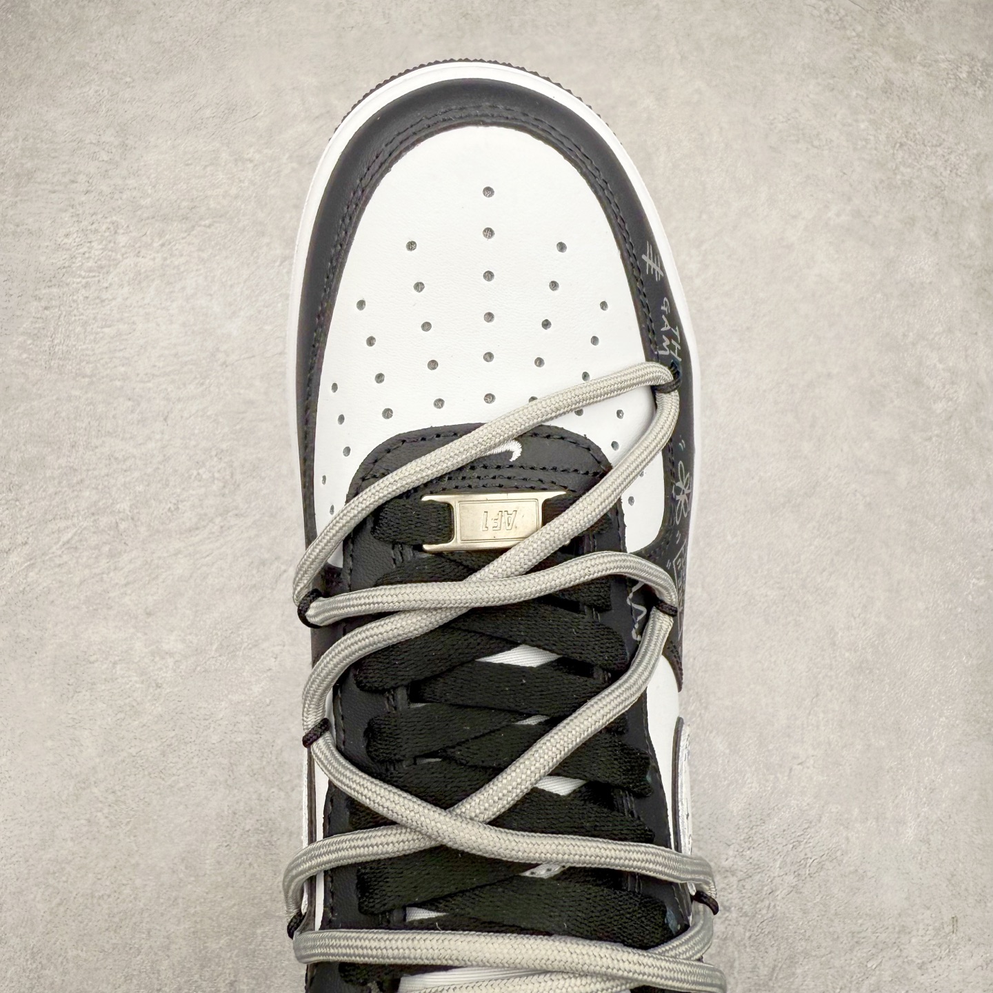 图片[4]-NK Air Force 1´07 Low 空军一号低帮百搭休闲运动板鞋 ZH0316-071 柔软、弹性十足的缓震性能和出色的中底设计 横跨复古与现代的外型结合 造就出风靡全球 三十多年的Force 1 直到今天还深受青睐 实拍调校N版已经零色差零失真 百分百还原实物色彩所见即所得 不存在货不对板色差等低级问题 选购参考实物拍摄 不混卖不参货 只用心做好货严格选品 承诺混一赔十 尺码：36 36.5 37.5 38 38.5 39 40 40.5 41 42 42.5 43 44 44.5 45-选品中心