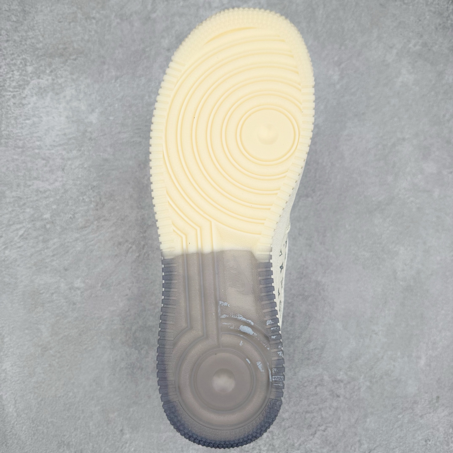 图片[9]-NK Air Force 1´07 Low 空军一号低帮百搭休闲运动板鞋 HH7518-077 柔软、弹性十足的缓震性能和出色的中底设计 横跨复古与现代的外型结合 造就出风靡全球 三十多年的Force 1 直到今天还深受青睐 实拍调校N版已经零色差零失真 百分百还原实物色彩所见即所得 不存在货不对板色差等低级问题 选购参考实物拍摄 不混卖不参货 只用心做好货严格选品 承诺混一赔十 尺码：36 36.5 37.5 38 38.5 39 40 40.5 41 42 42.5 43 44 44.5 45-选品中心