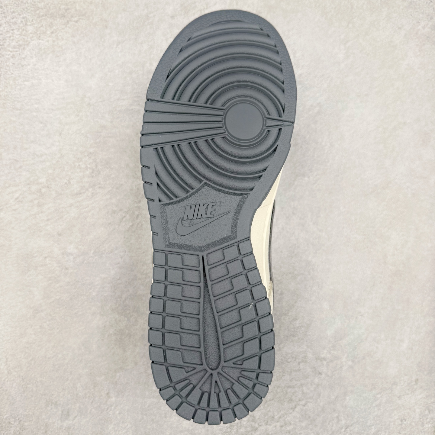 图片[9]-NK Dunk Low 定制配色 DM6868-093 大厂出品 极力推荐 原装头层材料 独家版型蒸餾加工帶來的是更好的视觉和脚感体验大厂纯原品质出货 清洁度 电绣工艺 皮料切割干净无任何毛边 细节完美 实拍调校N版已经零色差零失真 百分百还原实物色彩所见即所得 不存在货不对板色差等低级问题 选购参考实物拍摄 不混卖不参货 只用心做好货严格选品 承诺混一赔十 尺码：36 36.5 37.5 38 38.5 39 40 40.5 41 42 42.5 43 44 44.5 45-选品中心