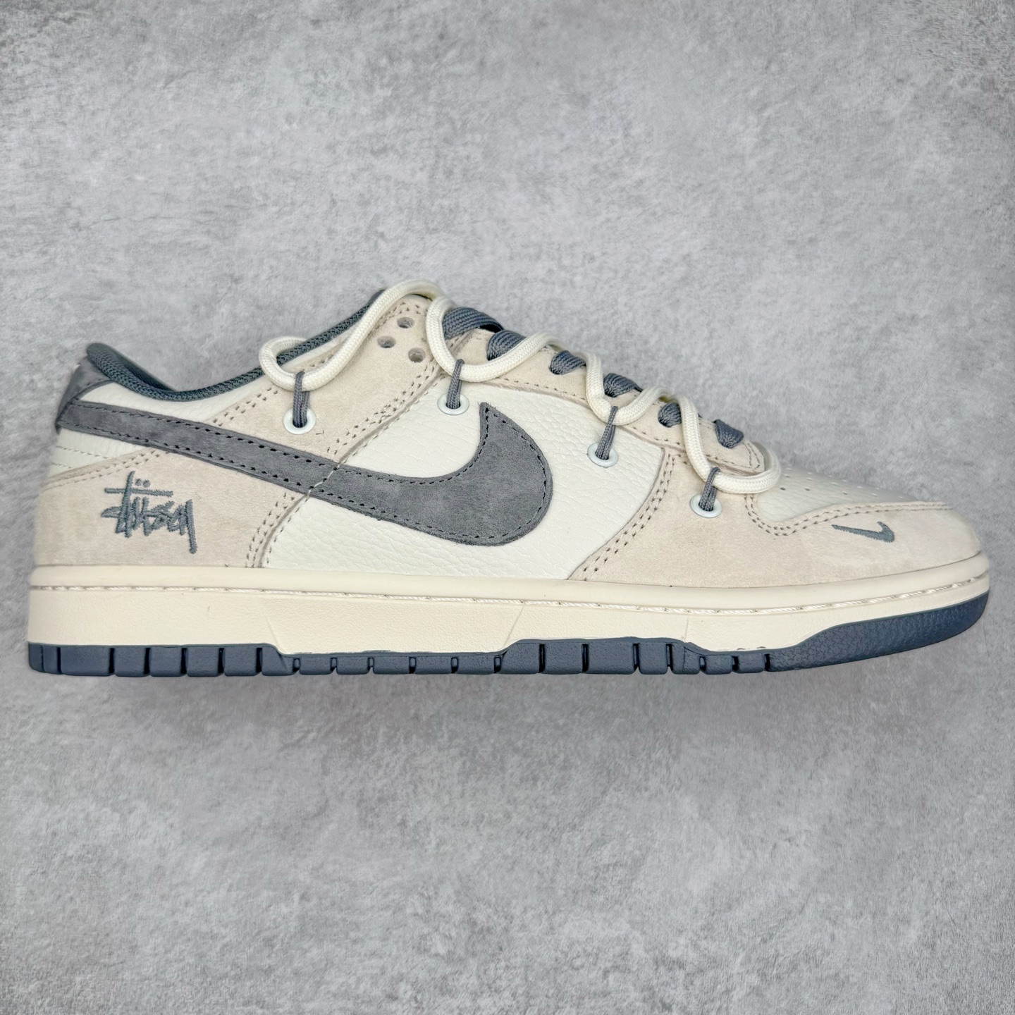 NK Dunk Low 定制配色 DM6868-093 大厂出品 极力推荐 原装头层材料 独家版型蒸餾加工帶來的是更好的视觉和脚感体验大厂纯原品质出货 清洁度 电绣工艺 皮料切割干净无任何毛边 细节完美 实拍调校N版已经零色差零失真 百分百还原实物色彩所见即所得 不存在货不对板色差等低级问题 选购参考实物拍摄 不混卖不参货 只用心做好货严格选品 承诺混一赔十 尺码：36 36.5 37.5 38 38.5 39 40 40.5 41 42 42.5 43 44 44.5 45-选品中心