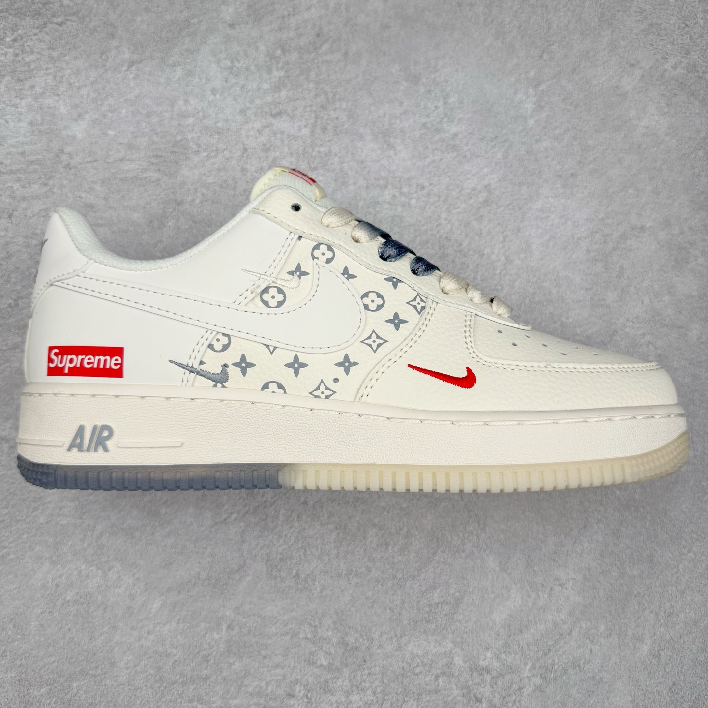 NK Air Force 1´07 Low 空军一号低帮百搭休闲运动板鞋 HH7518-077 柔软、弹性十足的缓震性能和出色的中底设计 横跨复古与现代的外型结合 造就出风靡全球 三十多年的Force 1 直到今天还深受青睐 实拍调校N版已经零色差零失真 百分百还原实物色彩所见即所得 不存在货不对板色差等低级问题 选购参考实物拍摄 不混卖不参货 只用心做好货严格选品 承诺混一赔十 尺码：36 36.5 37.5 38 38.5 39 40 40.5 41 42 42.5 43 44 44.5 45-选品中心