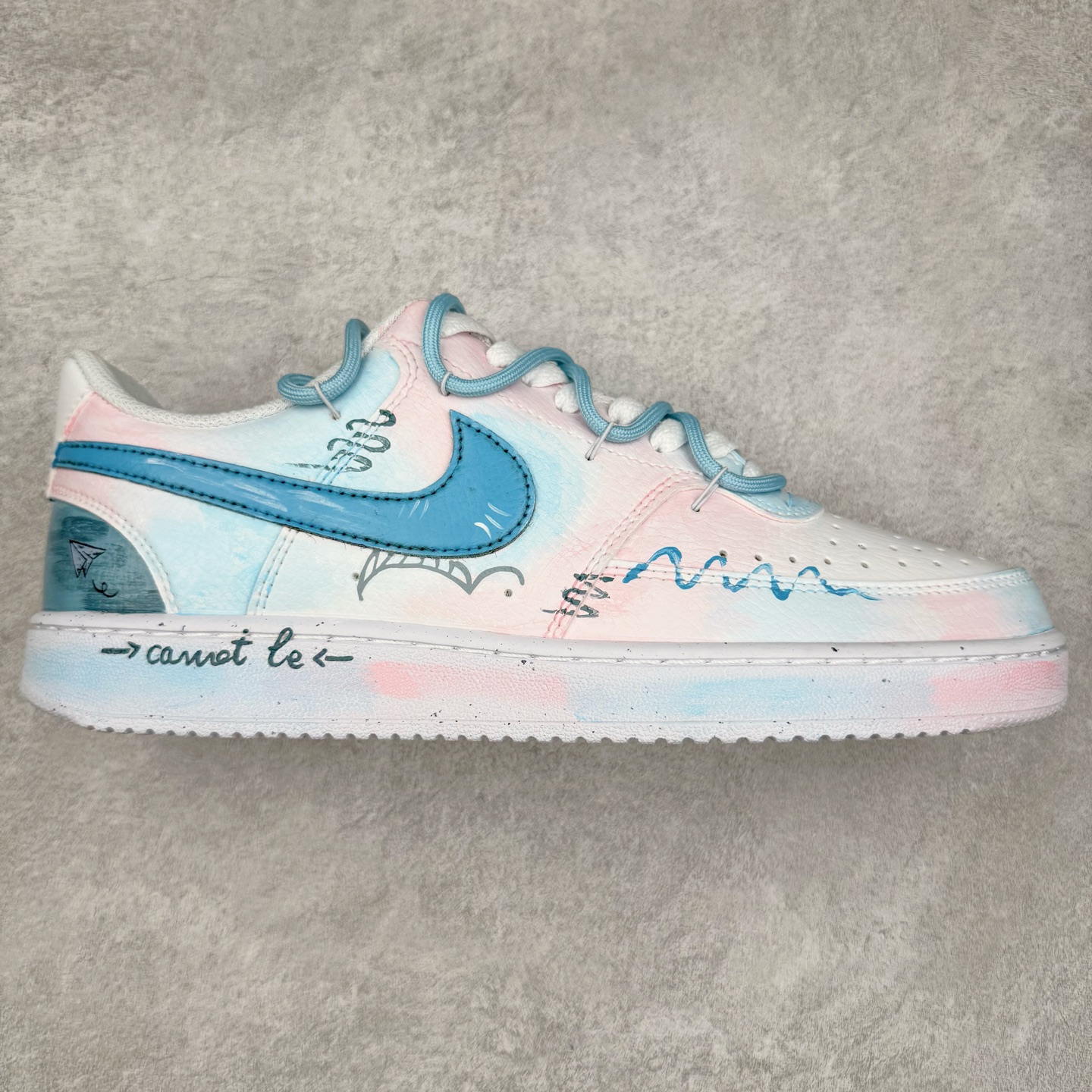 NK Court Vision 1 Low“半夏晚晚” 手绘涂鸦定制板鞋 夜幕降临，月光如水，洒在寂静的庭院。院中的荷花开得正好，在月色下更添几分清幽。偶尔有几声蛙鸣传来，打破夜的宁静，却又让这份静谧更具韵味。半夏晚晚，藏着生活的细微美好，也藏着人们对宁静岁月的眷恋 货号：DH2987-215 尺码：36 36.5 37.5 38 38.5 39 40 40.5 41 42 42.5 43 44 44.5 45-选品中心