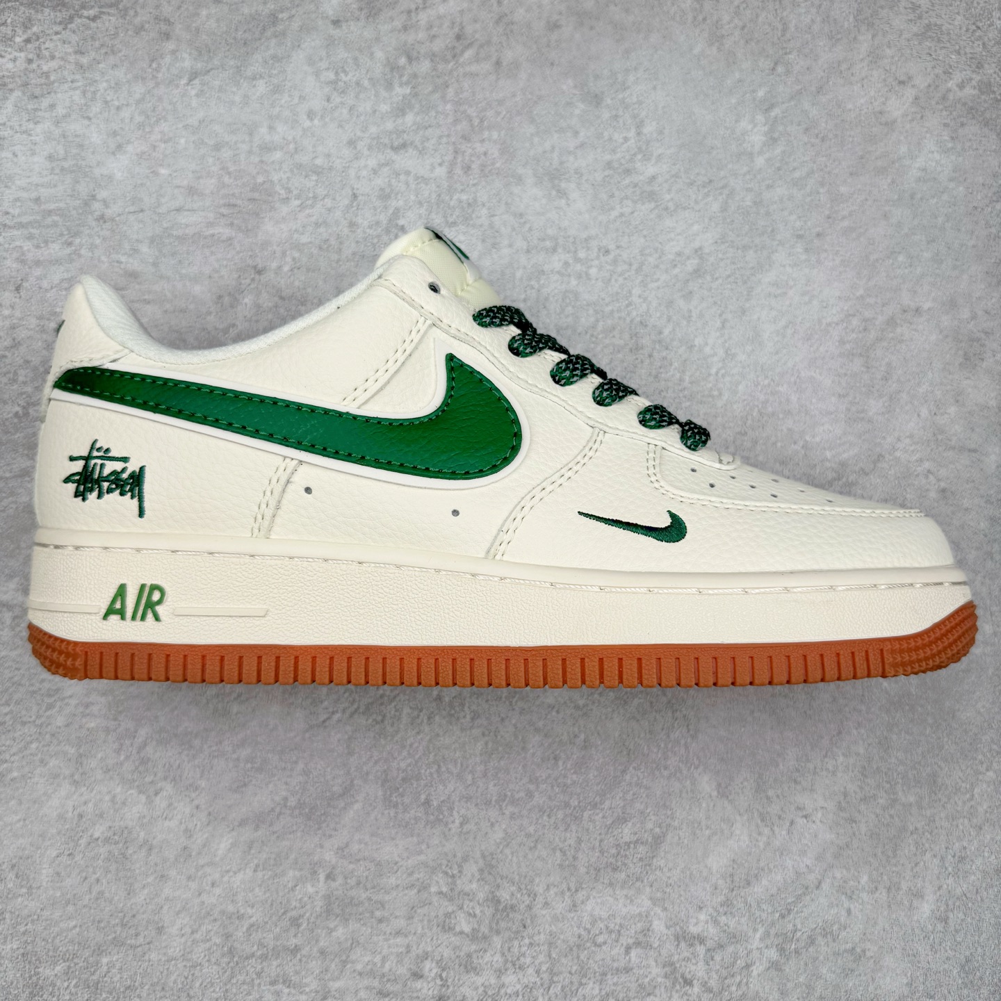 NK Air Force 1´07 Low 空军一号低帮百搭休闲运动板鞋 XX3168-138 柔软、弹性十足的缓震性能和出色的中底设计 横跨复古与现代的外型结合 造就出风靡全球 三十多年的Force 1 直到今天还深受青睐 实拍调校N版已经零色差零失真 百分百还原实物色彩所见即所得 不存在货不对板色差等低级问题 选购参考实物拍摄 不混卖不参货 只用心做好货严格选品 承诺混一赔十 尺码：36 36.5 37.5 38 38.5 39 40 40.5 41 42 42.5 43 44 44.5 45-选品中心