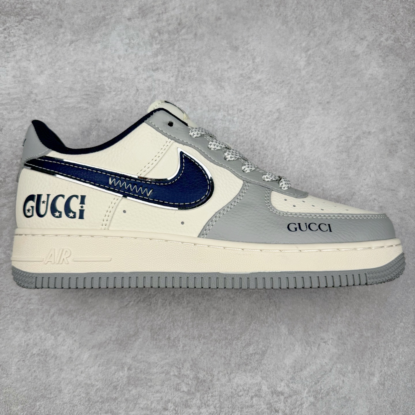 NK Air Force 1´07 Low 空军一号低帮百搭休闲运动板鞋 XS1958-543 柔软、弹性十足的缓震性能和出色的中底设计 横跨复古与现代的外型结合 造就出风靡全球 三十多年的Force 1 直到今天还深受青睐 实拍调校N版已经零色差零失真 百分百还原实物色彩所见即所得 不存在货不对板色差等低级问题 选购参考实物拍摄 不混卖不参货 只用心做好货严格选品 承诺混一赔十 尺码：36 36.5 37.5 38 38.5 39 40 40.5 41 42 42.5 43 44 44.5 45-选品中心