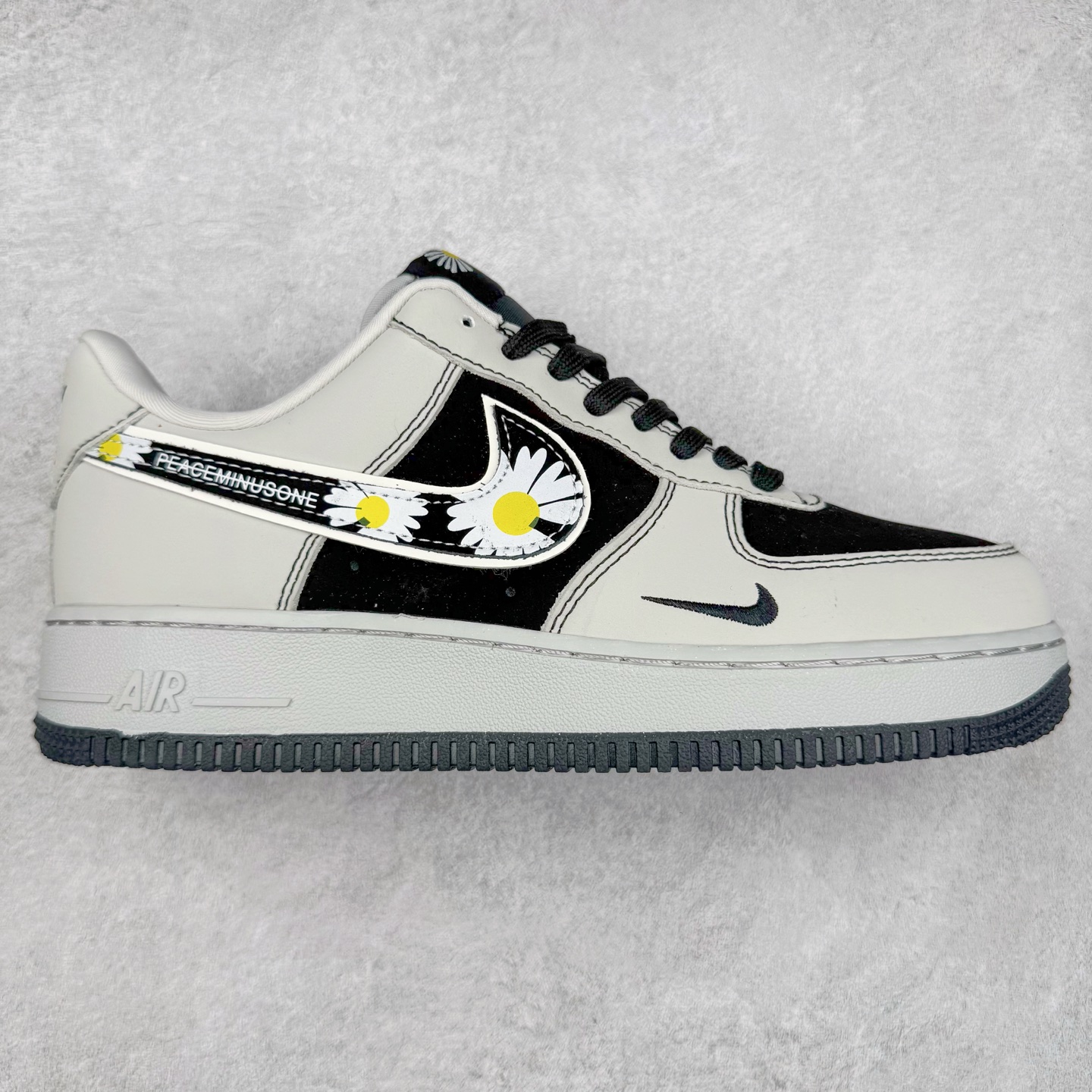 NK Air Force 1´07 Low 空军一号低帮百搭休闲运动板鞋 DF0188-055 柔软、弹性十足的缓震性能和出色的中底设计 横跨复古与现代的外型结合 造就出风靡全球 三十多年的Force 1 直到今天还深受青睐 实拍调校N版已经零色差零失真 百分百还原实物色彩所见即所得 不存在货不对板色差等低级问题 选购参考实物拍摄 不混卖不参货 只用心做好货严格选品 承诺混一赔十 尺码：36 36.5 37.5 38 38.5 39 40 40.5 41 42 42.5 43 44 44.5 45-选品中心