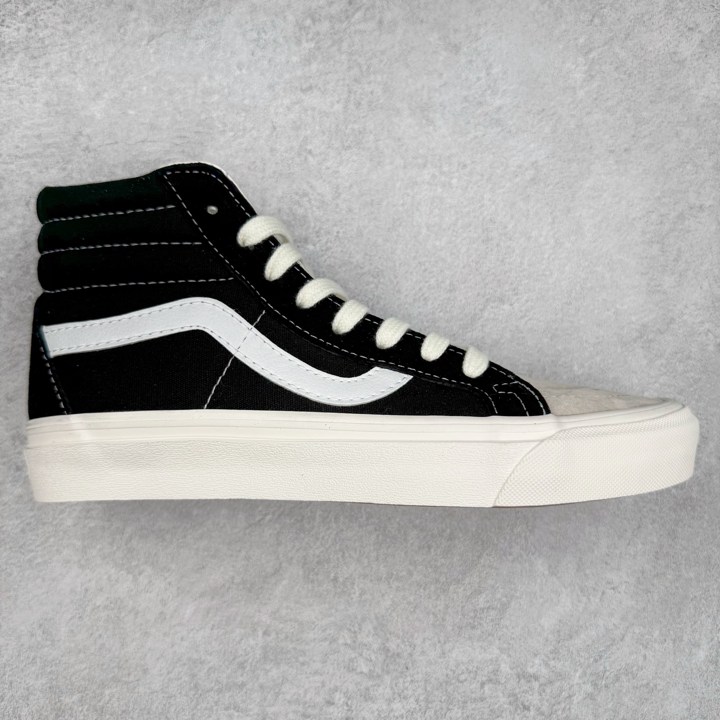 FOG x Vans Sk8-Hi 联名重磅回归‼️ 复古休闲 防滑轻便 高帮休闲硫化板鞋 Fear of God 主理人Jerry Lorenzo与Vans联手重塑经典SK8，极简黑白配色诠释高级街头美学高帮麂皮搭配帆布拼接，后跟压印FOG标识彰显联名血统！防滑硫化底轻便耐磨，OrthoLite鞋垫舒适感拉满，日常出街or滑板都能轻松驾驭！ 货号：VN0A2XS1ML5 尺码：35 36 36.5 37 38 38.5 39 40 40.5 41 42 42.5 43 44-选品中心