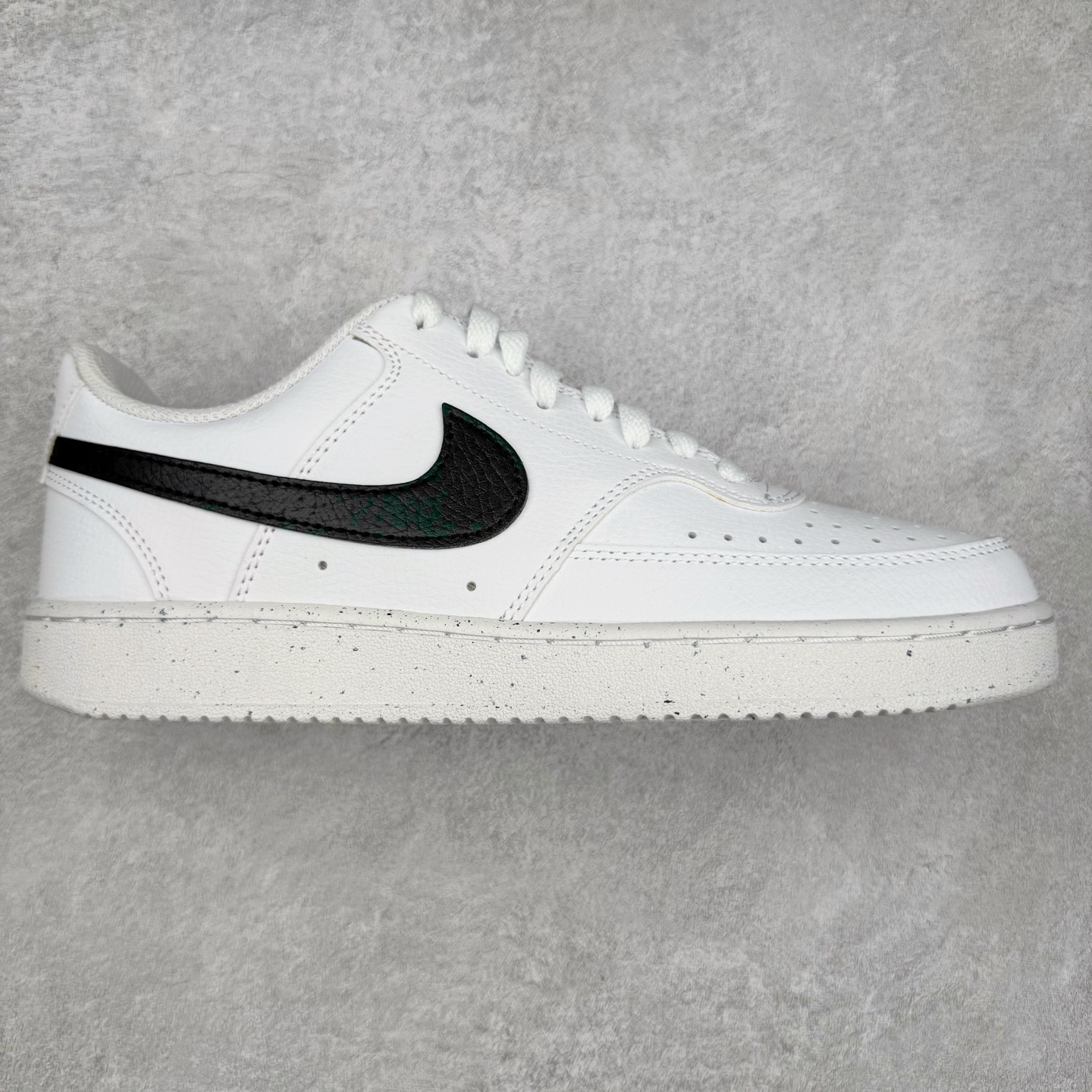 #奥莱Zp订单福利 NK Court Vision Low CV低帮复古百搭透气休闲运动板鞋 经典耐用的设计 兼顾舒适脚感和出众风范 演绎匠心之作 结构性的支撑贴合感结合复古篮球设计 塑就场外全明星风范 奥莱zp订单 直播间399 499一样的东西 帮你省钱 支持各种鉴定 尺码:40 40.5 41 42 42.5-选品中心