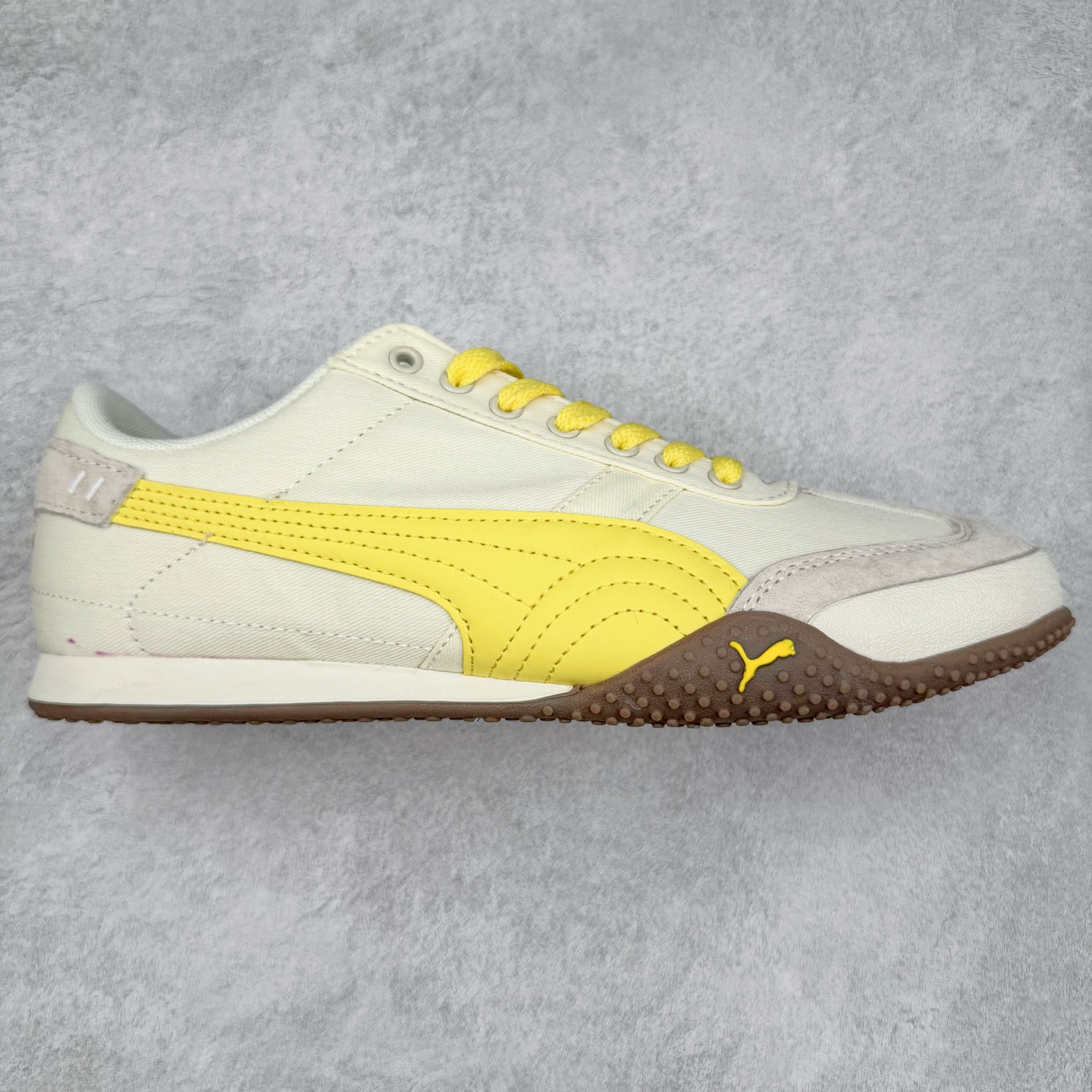 PUMA Bella UT Low 彪马贝拉UT系列低帮薄底德训复古风经典百搭休闲慢跑鞋 继将 Speedcat OG 带回后，近日 Puma 再以品牌档案室的经典鞋型 Bella OG 为蓝本，推出契合时下薄底球鞋趋势的 Bella UT 鞋款。自 21 世纪初问世以来，Bella OG 鞋型以其独特的薄底设计和上翻外底设计收获了众多年轻拥趸，更是 PUMA DNA 中不可磨灭的经典。此番重新推出的 Bella UT 鞋款，整体鞋面采用上乘皮革材质，并延续 Formstrip 设计语言；鞋头处采用精致的包头设计，搭配麂皮材质提升质感；鞋底部分保留 Bella 鞋款标志性的薄底和点状橡胶外底，上翘的设计包裹鞋面；鞋舌与鞋跟分别点缀美洲狮 Logo 与品牌字母 Logo。值得一提的是，本次 Bella UT 鞋款搭载 SOFTFOAM+ 鞋垫，兼顾美学设计与穿着舒适度。而配色上则提供白、黄、蓝、银、粉五款颜色。尺码：35.5 36 37 37.5 38 39 39.5 40 40.5 41 42 42.5 43 44 44.5 45-选品中心