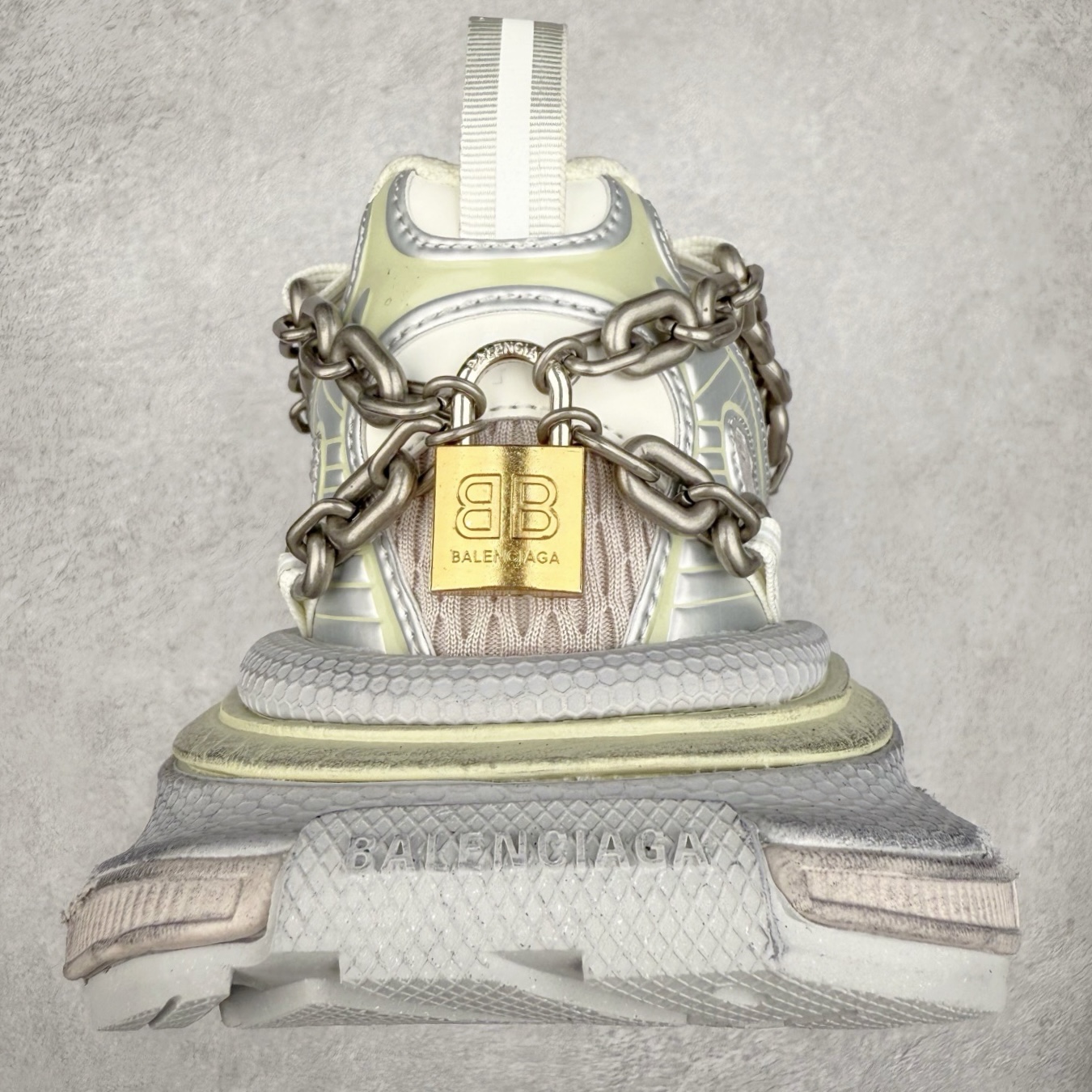 图片[8]-＃VG零售版 BALENCIAGA 3XL Sneakers 巴黎世家十代网布系带低帮走秀复古老爹鞋 全套原纸板楦头开发 最原汁原味的灵魂版型 全鞋荧光划线卡点 胶水把控整洁度追求极致完美 每一双都是工艺品 多重QC质检 超越公司货的品控标准 实实在在的免检产品 原盒原配 正确字体电绣 粗细、位置、大小正确 侧边TPU 透气孔匹配意产原版 正确分离大底 TPU软底 原版一致大底LOGO 立体感十足 原厂皮料水洗做旧 采购原厂网纱 不含皮革 网布材料和聚氨酯 磨损效果 鞋头边缘和后帮 Balenciaga 徽标 鞋面和后跟凸印尺码 鞋舌 3XL 橡胶品牌标识和反光细节 鞋帮拉袢和鞋舌拉祥 配反光细节 备用鞋带在鞋履前侧 可在穿着前取下 便于不同造型搭配 正常尺码 尺码：35 36 37 38 39 40 41 42 43 44 45 46-选品中心