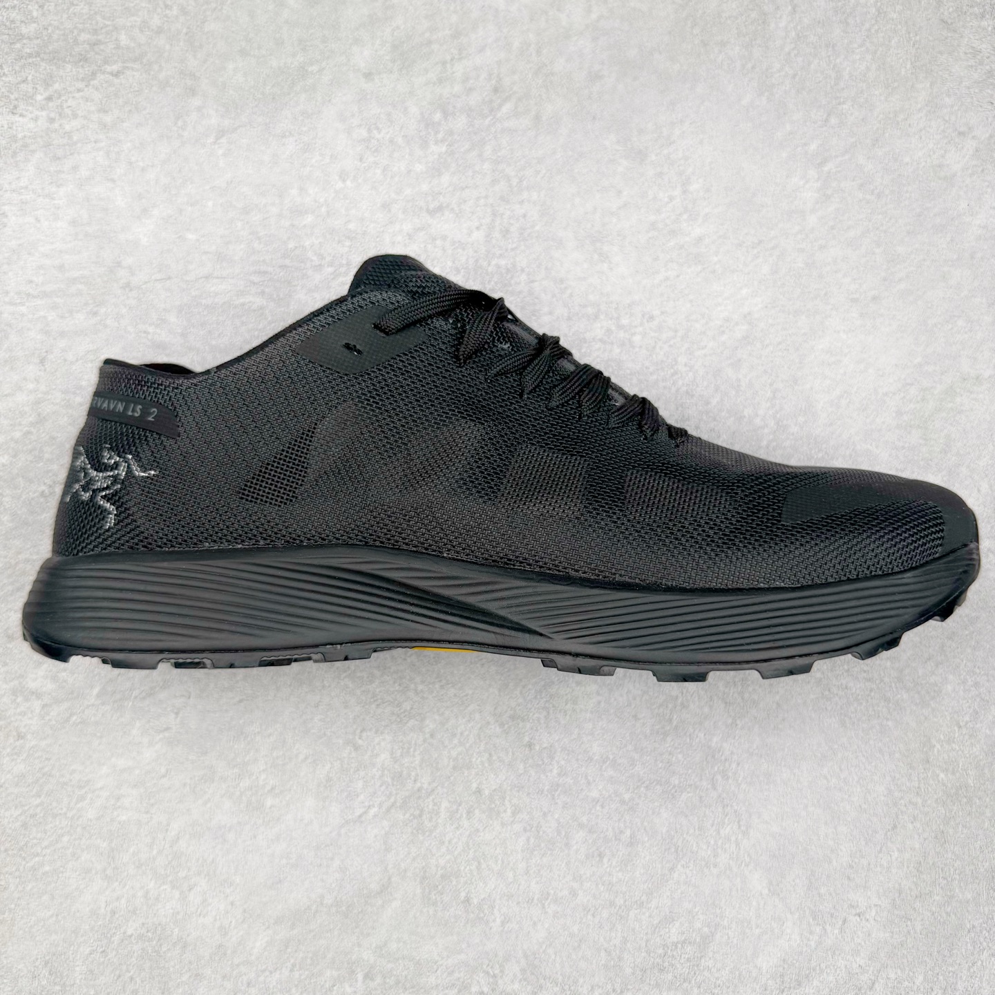 ＃HP Arcteryx Norvan SL 2 始祖鸟舒适轻量 网布减震防滑耐磨低帮跑步鞋 Arcteryx中文名始祖鸟 加拿大户外服饰品牌 1989年创立于加拿大温哥华 始祖鸟来自加拿大海岸山脉 植根高山的专业户外品牌 始终秉承对精湛设计和工艺孜孜以求的准则 从1989年创立至今 Arcteryx始终不断在产品设计与做工上不惜工本 以满足始祖鸟的标准 品质、设计以及精简的理念造就了其良好的性能 并能满足严苛环境下的使用需求 尺码：36 37 38 39 40 41 42 43 44-选品中心