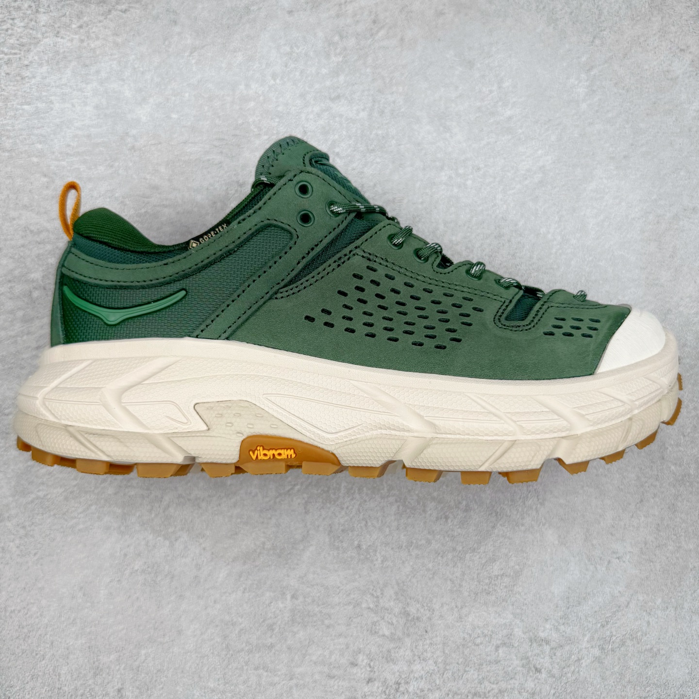 ＃纯原 HOKA ONE ONE Tor Uitra Low 托亚潮流户外越野登山功能鞋 鞋款利用机能、户外、复古元素将都市型格与户外机能无缝结合 既能自由穿梭于城市的钢筋水泥之间 也能轻松演绎山系潮流搭配 全粒面皮革结合模压鞋口 提升持久耐穿度 直至鞋头的鞋带设计 舒适灵活的调节 搭配鞋头处HOKA ONE ONE飞翼纹饰 营造了个性十足的张扬气场 Tor Ultra 配备 Vibram® 鞋底与 EVA 和RMAT® 中底 给穿著者最佳的抓地力及舒适性 另外中底的金属摇杆可稳定脚部行程 当走过崎岖山路时依然让脚部得到平稳的感觉 而整对鞋以皮革和耐用尼龙布材打造 与坚固的鞋底相结合 可以牢固地支撑脚部和脚踝 另外外层搭载的Event技术 保持鞋履防水以及鞋内透气作用 尺码：36 36.5 37.5 38 38.5 39 40 40.5 41 42 42.5 43 44 44.5 45-选品中心