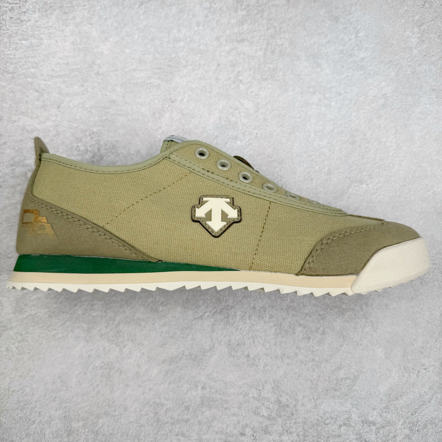 DESCENTE Sport Style Chron Racer迪桑特舒适百搭防滑耐磨低帮生活休闲鞋 是一款集复古与现代于一体的低帮跑步鞋 简洁的牛皮鞋面不仅彰显出时尚的质感 还适用于多种场合的穿搭 这款鞋子的透气性能极佳 轻质弹性鞋底则提供了良好的舒适度和耐磨性 使你在行走或跑步时都能感受到脚底的柔软与支撑 尺码：36 36.5 37.5 38 38.5 39 40 40.5 41 42 42.5 43 44 44.5 45-选品中心