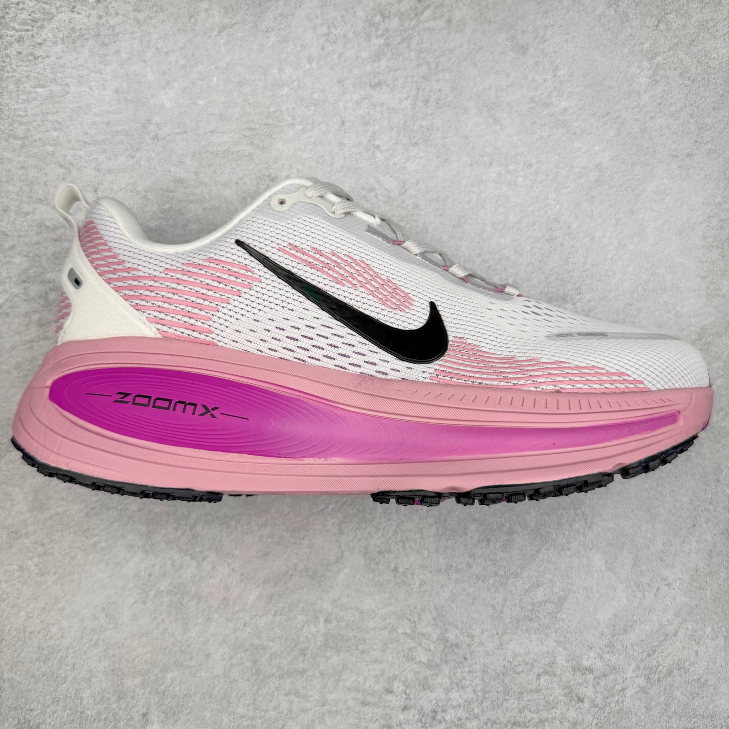 NK Air Zoom Vomero 18 轻便舒适公路跑步鞋 HM6804-105 质感柔软 弹力充沛 助力一路畅跑 乐享不停 厚实泡绵缔造舒适的回弹效果 铸就出色跑步表现 该鞋款轻盈透气 带你步入舒适新境界 疾速刺激感和非凡舒适脚感交织 定能让跑者在迈步间找到渴望已久的跑步乐趣 自如掌控跑步节奏、配速和里程 足底缓震配置赋予双足柔软舒适感受 助你一路畅跑 缓震设计 在双足触地时有助提供舒适脚感 搭载性能出众的 ZoomX 和 Cushlon 泡绵 营造柔软舒适脚感 助你稳稳迈步 基于跑者反馈 简化中底设计 带来出色舒适感 尺码：36 36.5 37.5 38 38.5 39 40 40.5 41 42 42.5 43 44 44.5 45-选品中心