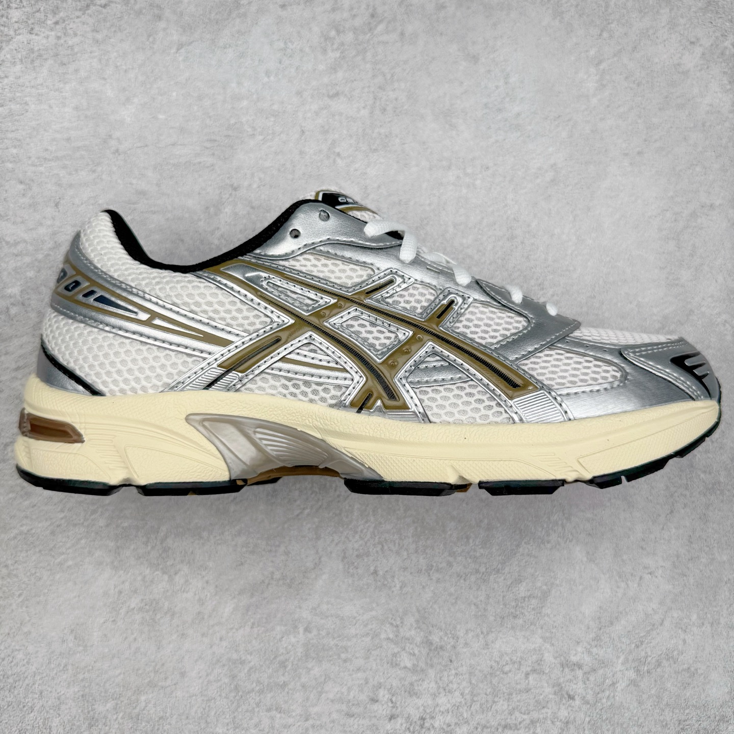 Asics Gel-1130 亚瑟士系列低帮复古休闲运动慢跑鞋 整双鞋在鞋面部分选用网眼布与皮革相互连接，在鞋面银色金属质感的线条中，ASICS 品牌标志性的虎爪 Logo 出现在鞋身侧面，既展现出复古美感，又加深了整双鞋的层次感。搭载着 Ortholite 鞋垫，之后再辅以 GEL 缓震胶中底和耐磨大底，在提升上脚舒适性的同时，在缓震脚感以及耐磨抓地力方面也能满足日常运动需求。尺码：36 37 37.5 38 39.5 40 40.5 41.5 42 42.5 43.5 44 45-选品中心