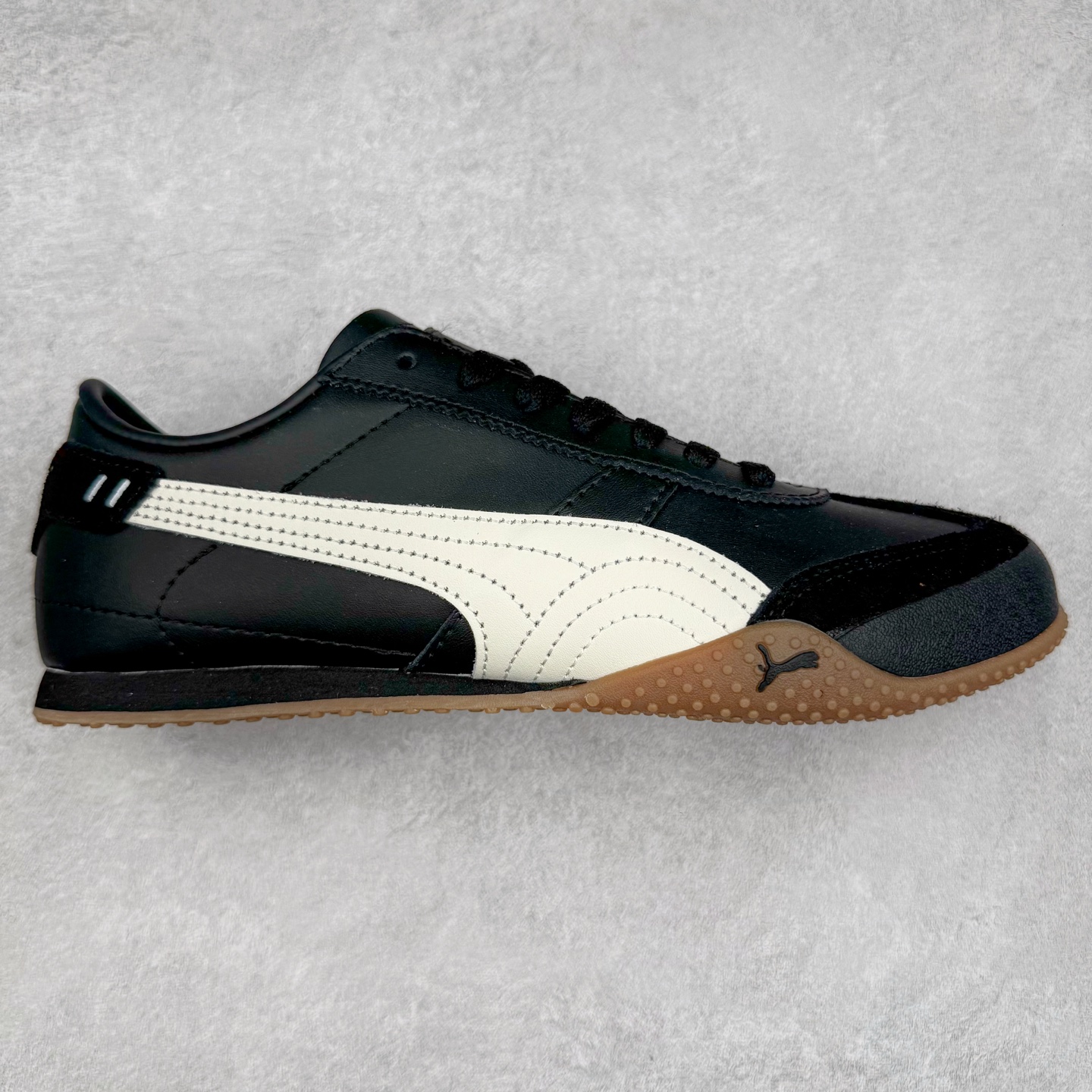 PUMA Bella UT Low 彪马贝拉UT系列低帮薄底德训复古风经典百搭休闲慢跑鞋 继将 Speedcat OG 带回后，近日 Puma 再以品牌档案室的经典鞋型 Bella OG 为蓝本，推出契合时下薄底球鞋趋势的 Bella UT 鞋款。自 21 世纪初问世以来，Bella OG 鞋型以其独特的薄底设计和上翻外底设计收获了众多年轻拥趸，更是 PUMA DNA 中不可磨灭的经典。此番重新推出的 Bella UT 鞋款，整体鞋面采用上乘皮革材质，并延续 Formstrip 设计语言；鞋头处采用精致的包头设计，搭配麂皮材质提升质感；鞋底部分保留 Bella 鞋款标志性的薄底和点状橡胶外底，上翘的设计包裹鞋面；鞋舌与鞋跟分别点缀美洲狮 Logo 与品牌字母 Logo。值得一提的是，本次 Bella UT 鞋款搭载 SOFTFOAM+ 鞋垫，兼顾美学设计与穿着舒适度。而配色上则提供白、黄、蓝、银、粉五款颜色。尺码：35.5 36 37 37.5 38 39 39.5 40 40.5 41 42 42.5 43 44 44.5 45-选品中心
