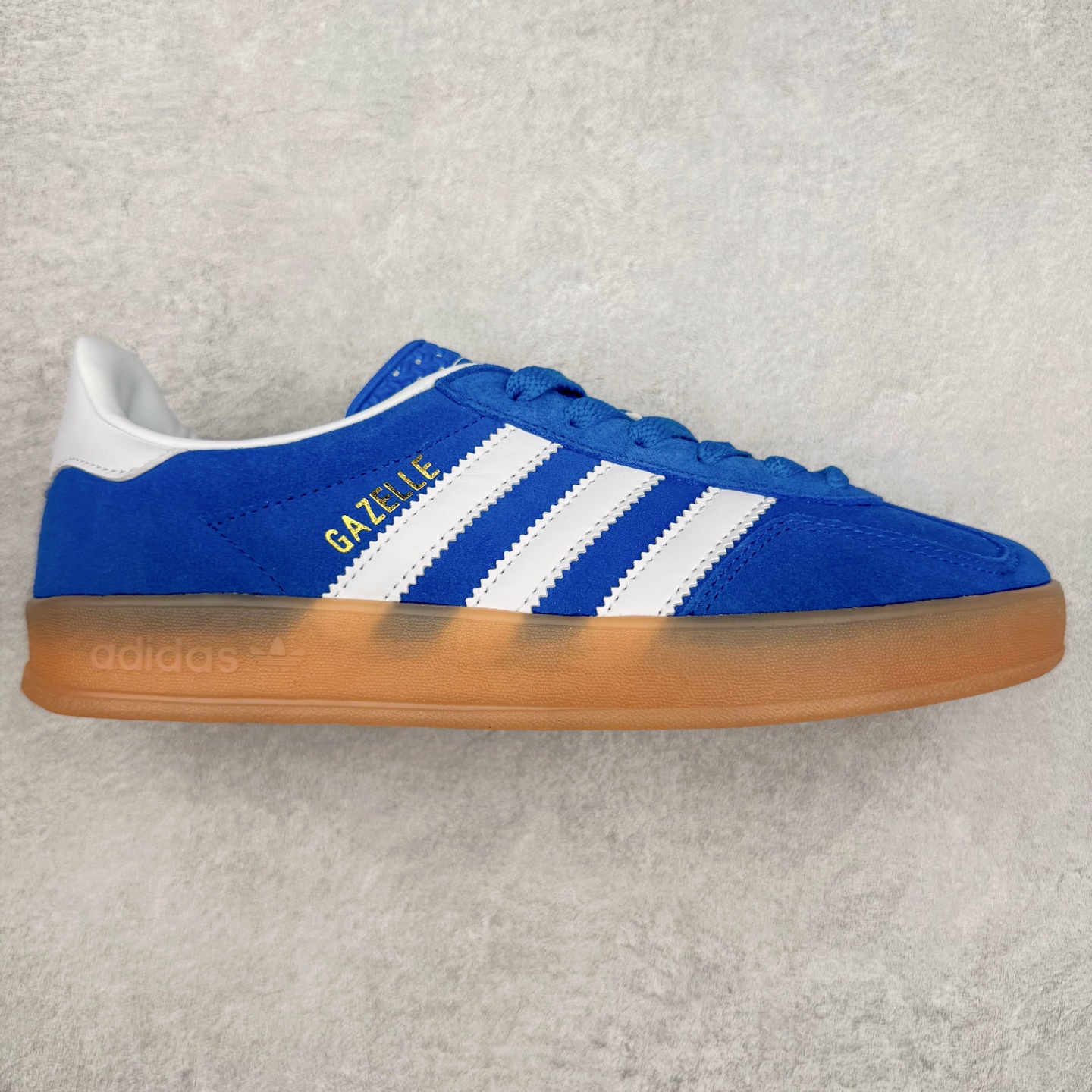 AD Gazelle Indoor Trainers 羚羊内训系列低帮复古百搭休闲运动德训风板鞋 JI2061 90年代经典的复刻版！自60年代以足球训练鞋面世以来,Gazelle就以其经典设计席卷全球。1991年版本的复刻,再造经典Gazelle。采用皮革打造,搭配浊色细节,让这款经典更加简约。尺码：36 36⅔ 37⅓ 38 38⅔ 39⅓ 40 40⅔ 41⅓ 42 42⅔ 43⅓ 44⅓ 44⅔ 45-选品中心