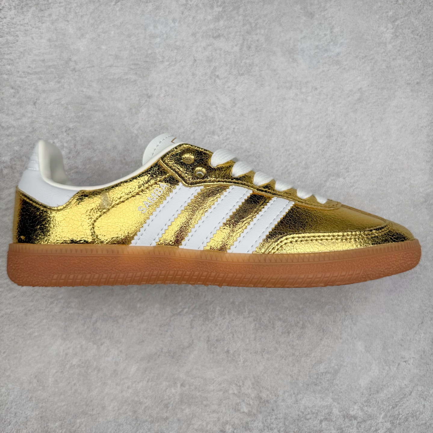 AD Original Samba OG 复古经典轻便板鞋 KI5719 这款桑巴鞋展示了高质量的工艺 带有装饰的超锁缝制和无缝的手感 柔软、柔软的皮革造型和标志性的3条纹完成了精致的外观 正规合身鞋带 鞋面上有绒面鞋垫 橡胶鞋底 享受正畸套筒软感 自50年代首次亮相以来就一直在赢得粉丝的青睐 尺码：36 36.5 37.5 38 38.5 39 40 40.5 41 42 42.5 43 44 44.5 45-选品中心