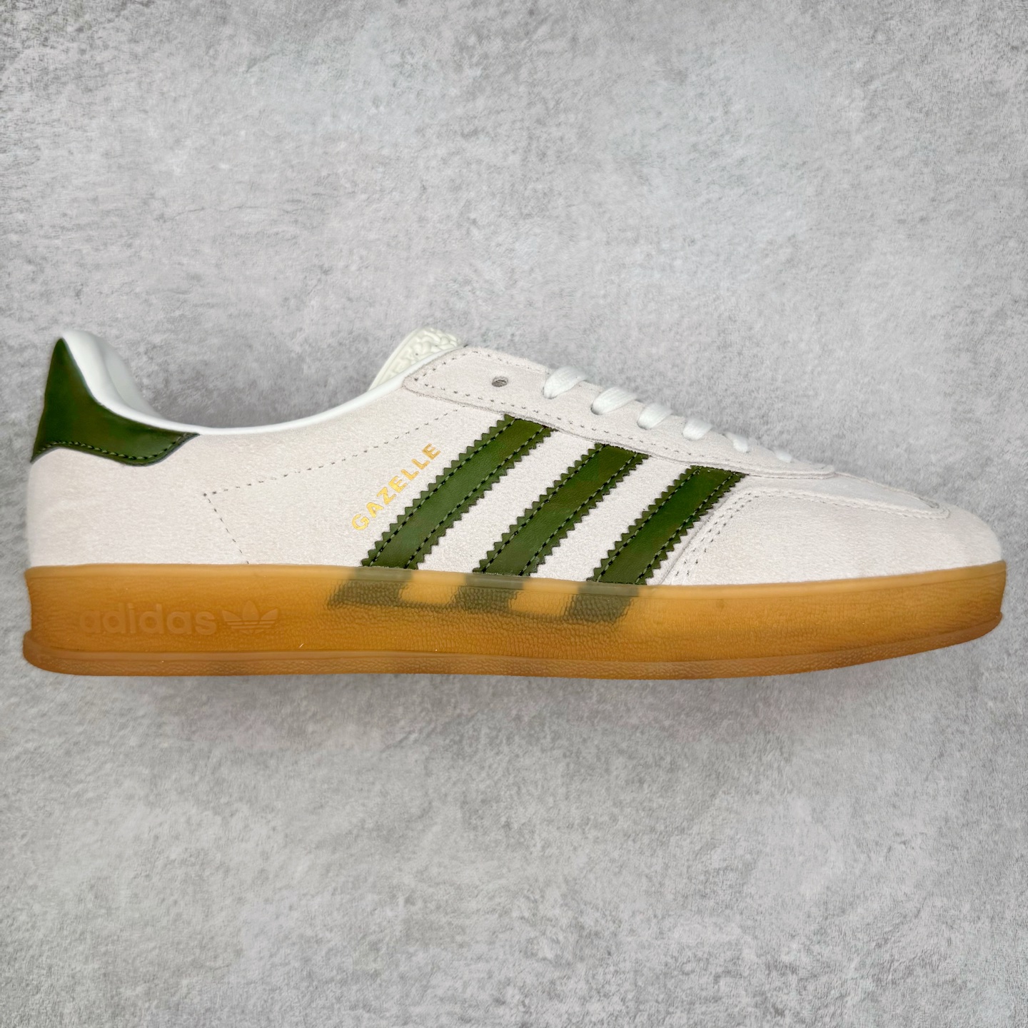 AD Gazelle Indoor Trainers 羚羊内训系列低帮复古百搭休闲运动德训风板鞋 JH8821 90年代经典的复刻版！自60年代以足球训练鞋面世以来,Gazelle就以其经典设计席卷全球。1991年版本的复刻,再造经典Gazelle。采用皮革打造,搭配浊色细节,让这款经典更加简约。尺码：36 36⅔ 37⅓ 38 38⅔ 39⅓ 40 40⅔ 41⅓ 42 42⅔ 43⅓ 44⅓ 44⅔ 45-选品中心