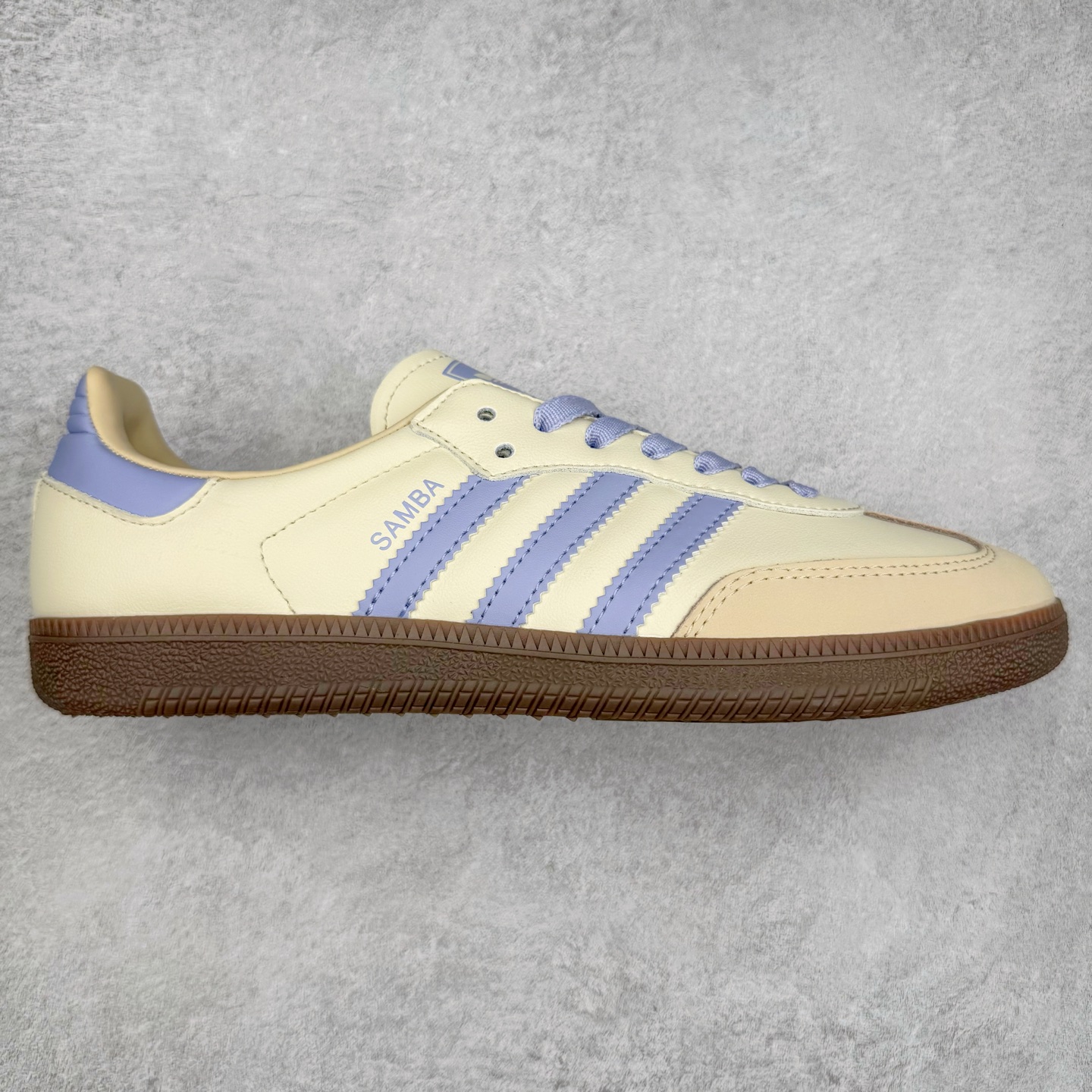 AD Original Samba OG 复古经典轻便板鞋 JI2678 这款桑巴鞋展示了高质量的工艺 带有装饰的超锁缝制和无缝的手感 柔软、柔软的皮革造型和标志性的3条纹完成了精致的外观 正规合身鞋带 鞋面上有绒面鞋垫 橡胶鞋底 享受正畸套筒软感 自50年代首次亮相以来就一直在赢得粉丝的青睐 尺码：36 36.5 37.5 38 38.5 39 40 40.5 41 42 42.5 43 44 44.5 45-选品中心