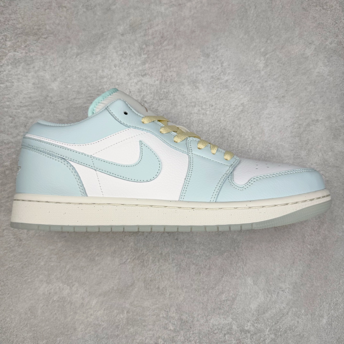 ＃K版 Air Jordan AJ1 Low 低帮 浅蓝白 HJ5999-400 全新流水线出品 DT版本唯一平替选择 市场第二梯队最强版 全部原鞋开发 原楦原纸板开发 全鞋电脑针车 原厂内置全掌气垫 原盒内在原标 唯一Zp原版鞋带绑法 免检产品 全新2022版型 全头层皮料 完美零毛边处理 原厂配置全掌气垫 价格定位良心 几十个配色陆续出货 实拍调校N版已经零色差零失真 百分百还原实物色彩所见即所得 不存在货不对板色差等低级问题 选购参考实物拍摄 不混卖不参货 只用心做好货严格选品 承诺混一赔十 尺码：36 36.5 37.5 38 38.5 39 40 40.5 41 42 42.5 43 44 44.5 45-选品中心